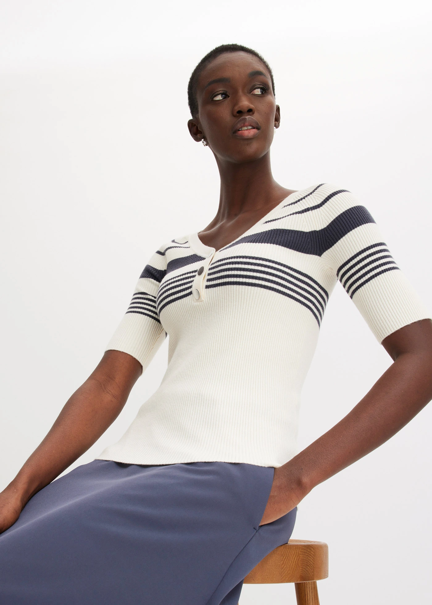 Fijn gebreide trui met sierknopen • ivoorkleur-nachtblauw gestreept • bonprix online shop