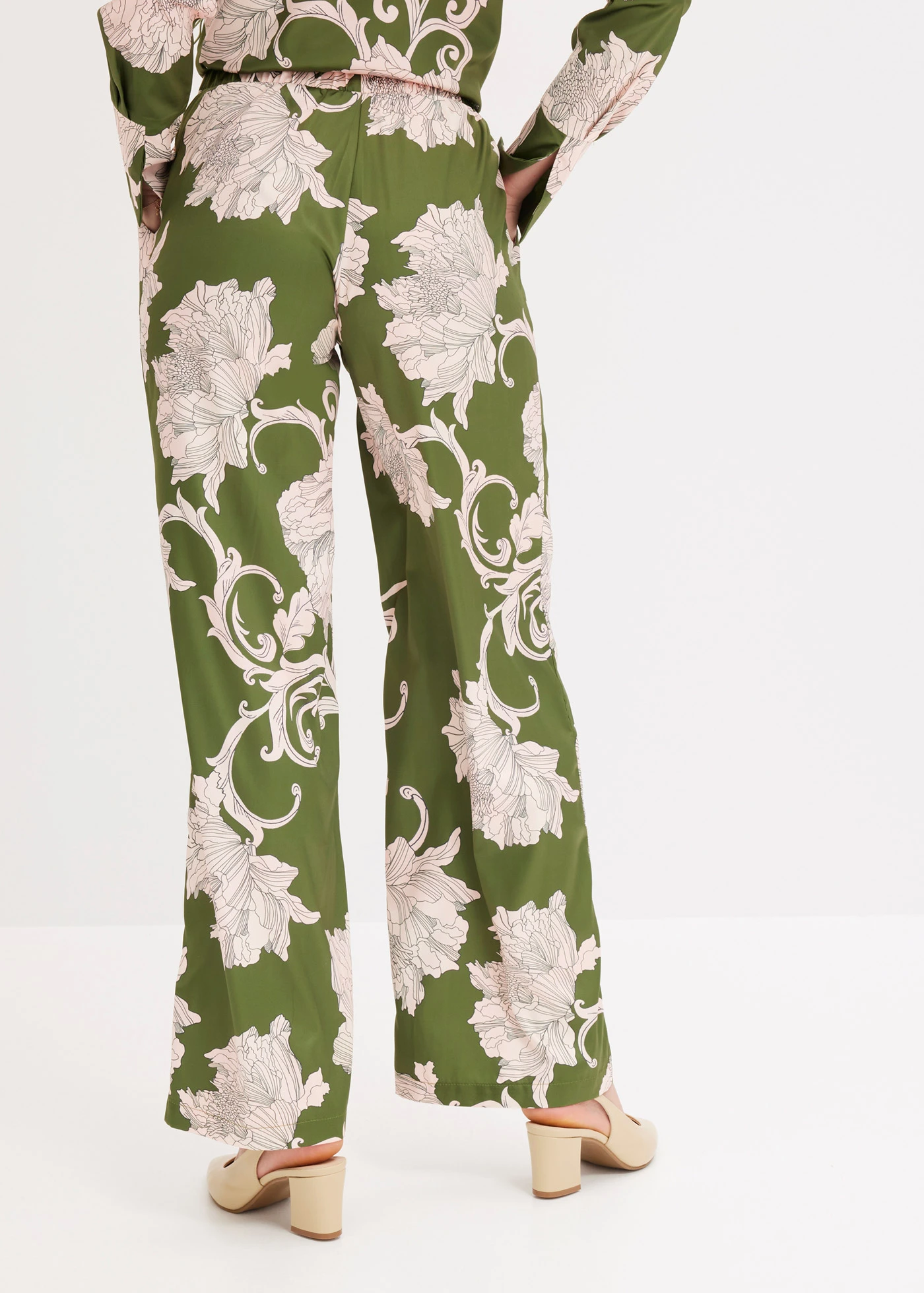 Palazzo kalhoty ze splývavého saténu • zelená s květy • bonprix obchod