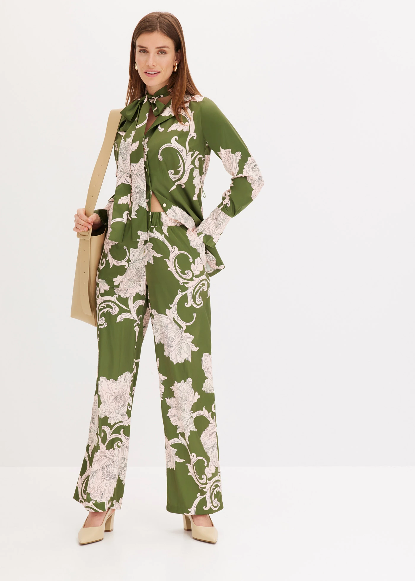 Palazzo kalhoty ze splývavého saténu • zelená s květy • bonprix obchod