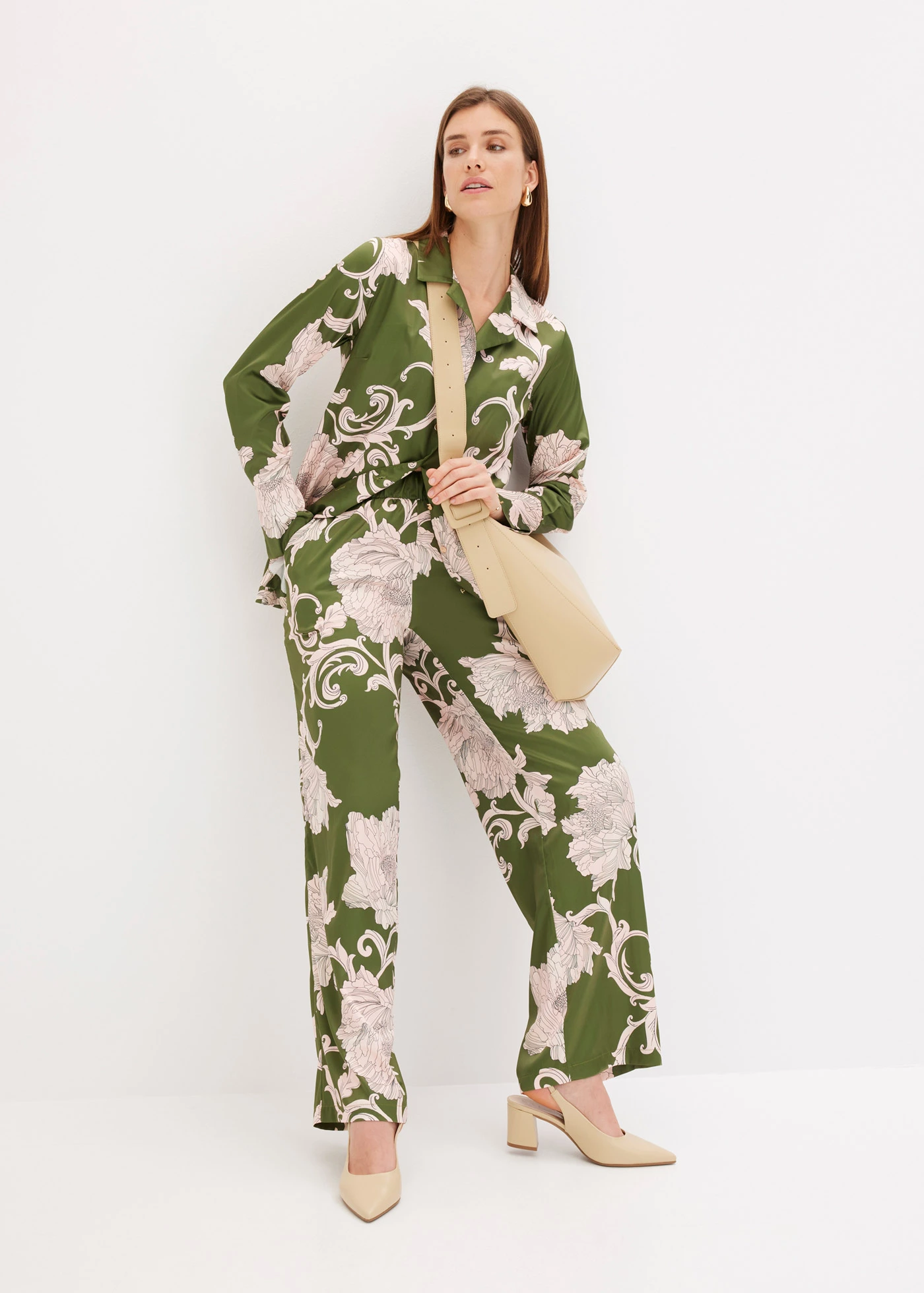 Palazzo kalhoty ze splývavého saténu • zelená s květy • bonprix obchod