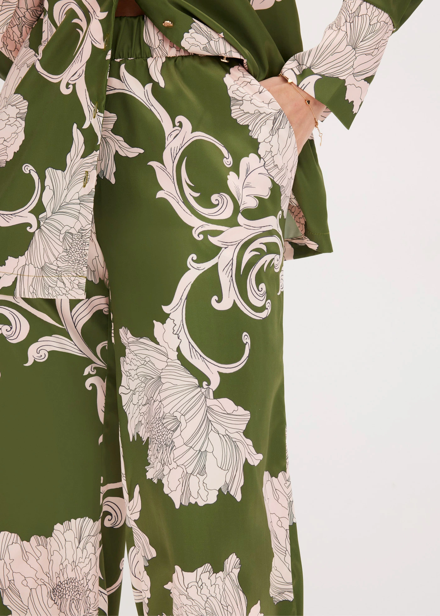 Palazzo kalhoty ze splývavého saténu • zelená s květy • bonprix obchod