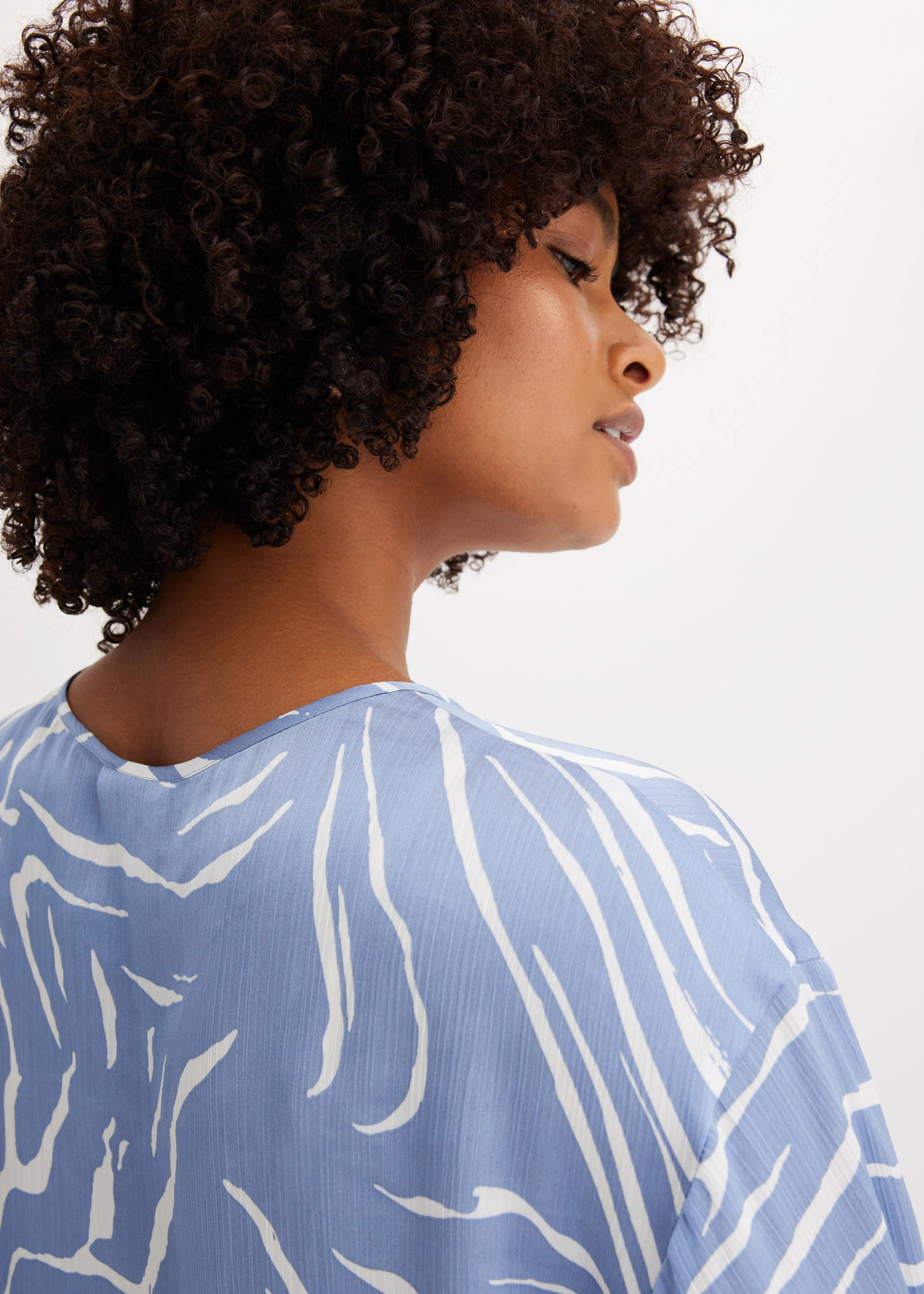 Gedessineerde tuniek van satijn • mat blauw-wolwit • bonprix online shop