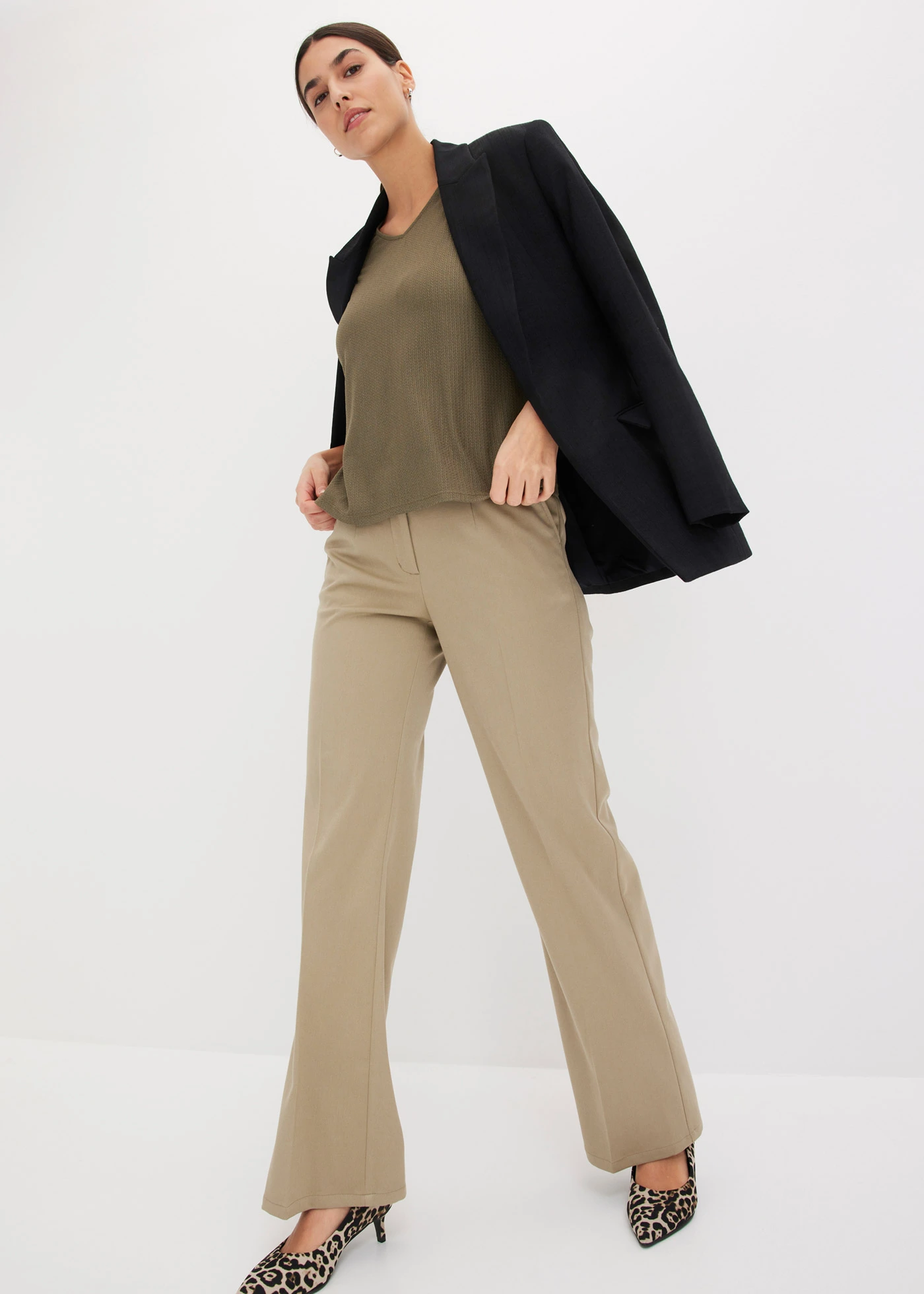 Bluză cu material structurat și volane • oliv închis • magazin bonprix