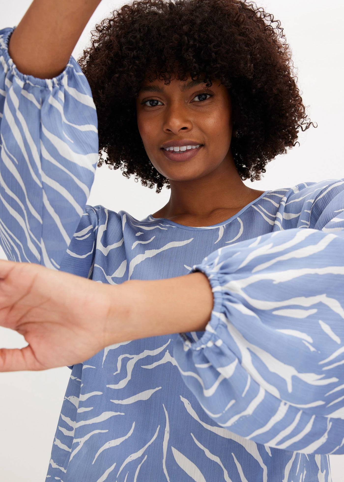 Gedessineerde tuniek van satijn • mat blauw-wolwit • bonprix online shop