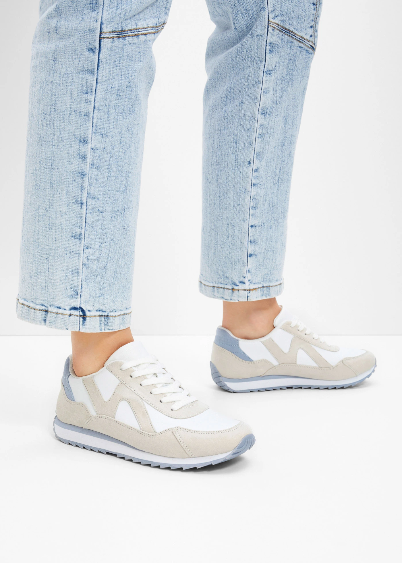 Pantofi sport cu talpă profilată • alb-bej-bleu • magazin bonprix