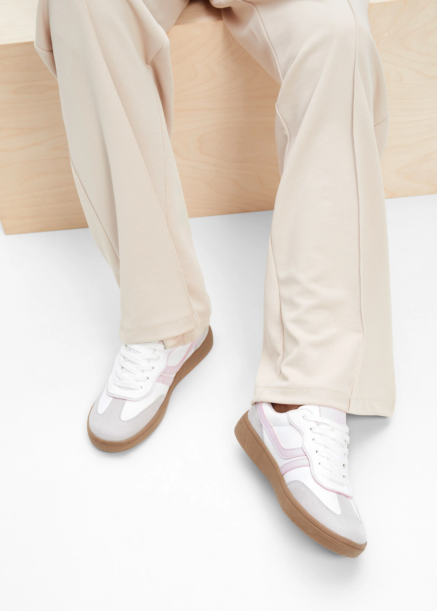 Sneakers in retrolook • wit/lila poudre • bonprix online shop