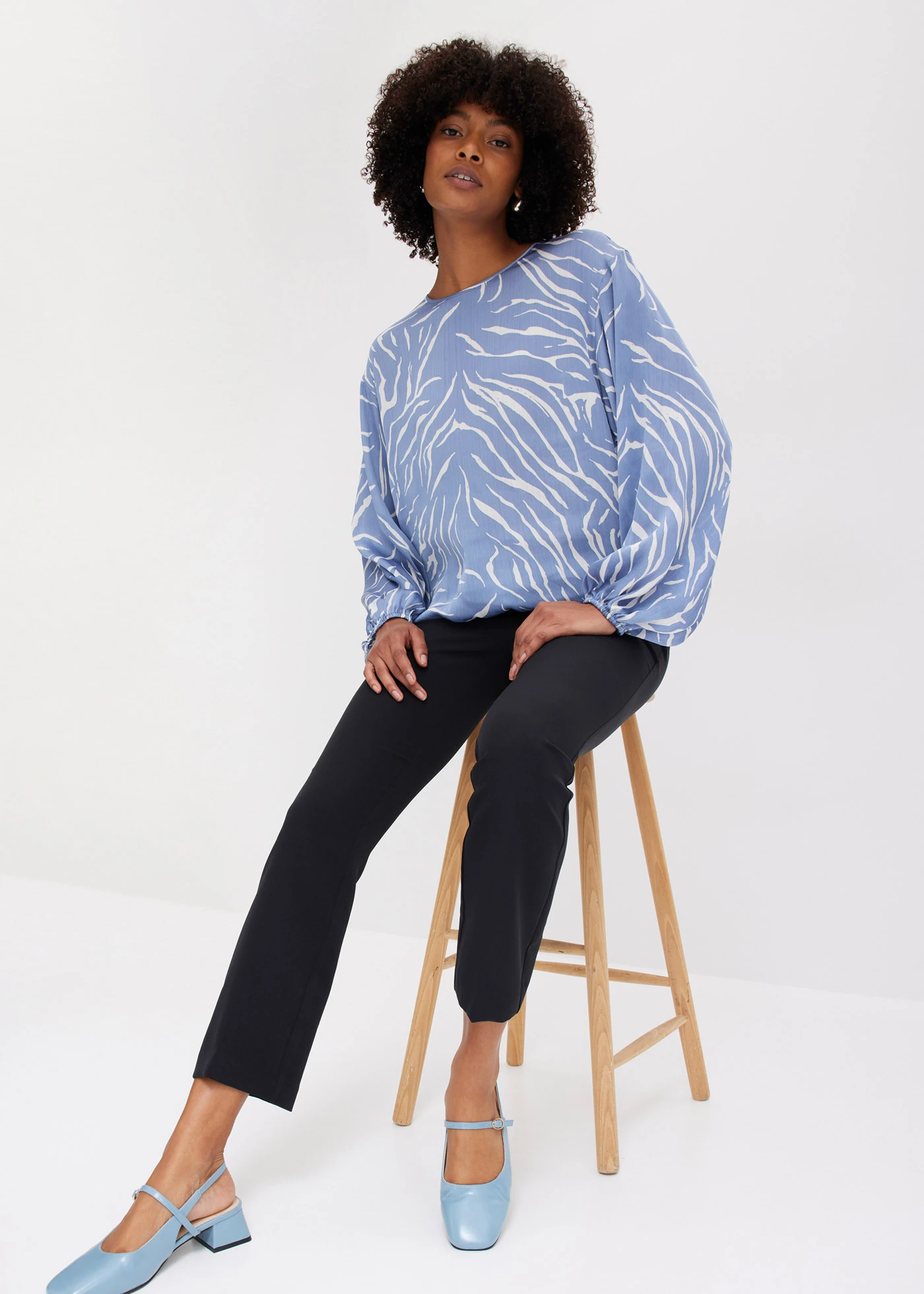 Gedessineerde tuniek van satijn • mat blauw-wolwit • bonprix online shop