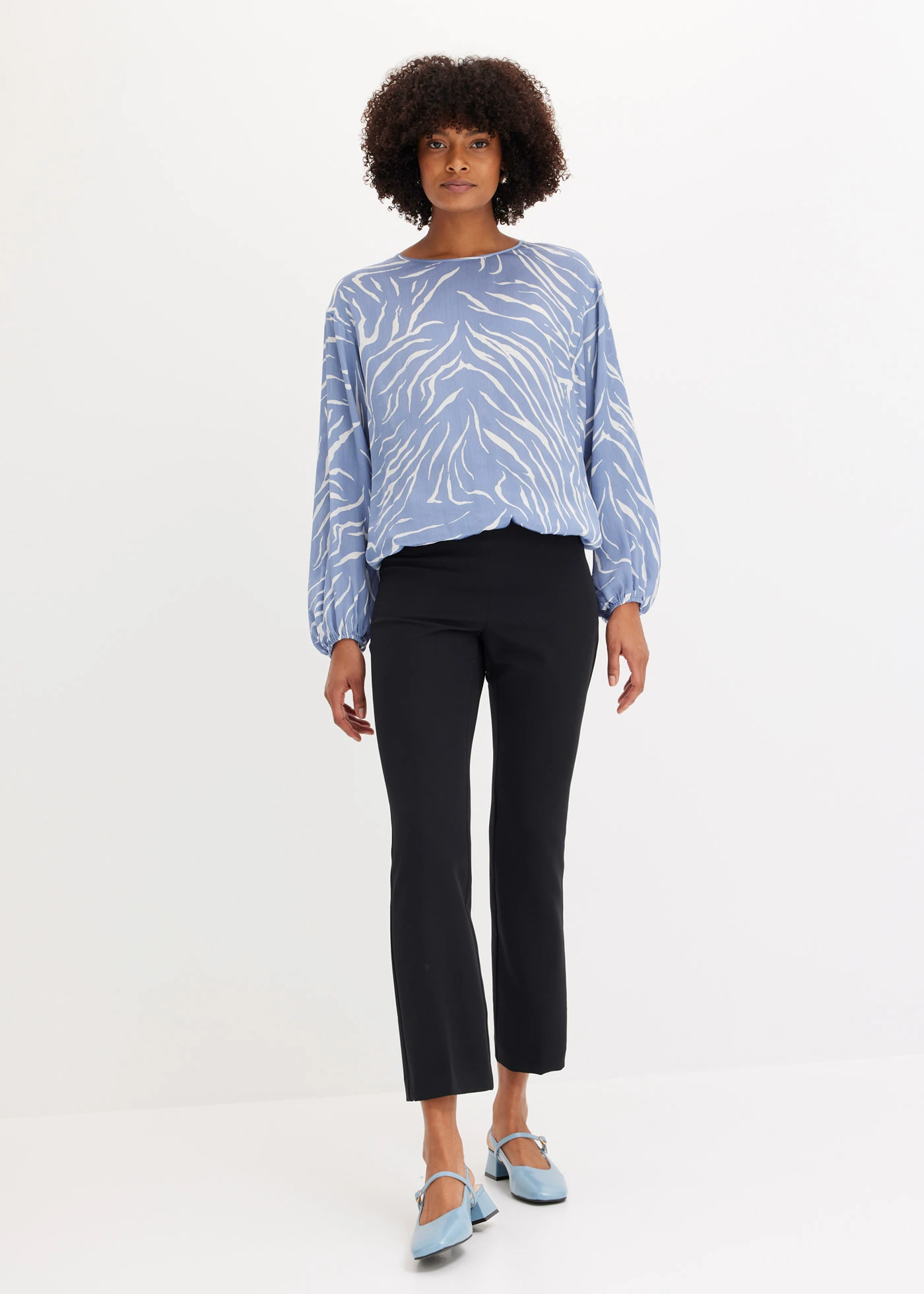 Gedessineerde tuniek van satijn • mat blauw-wolwit • bonprix online shop