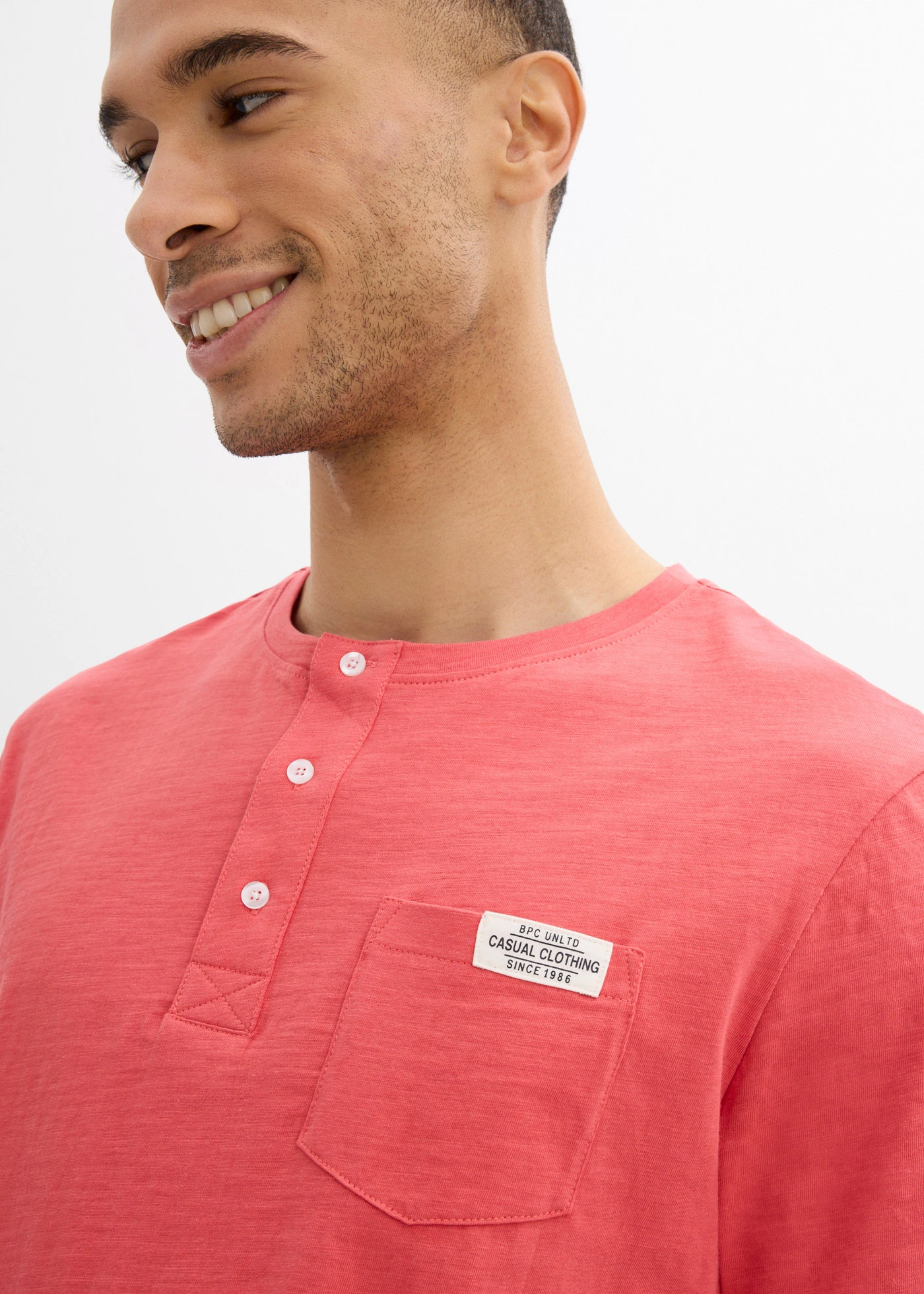 Henley shirt met comfort fit van puur biologisch katoen, korte mouw • koraalrood • bonprix online shop