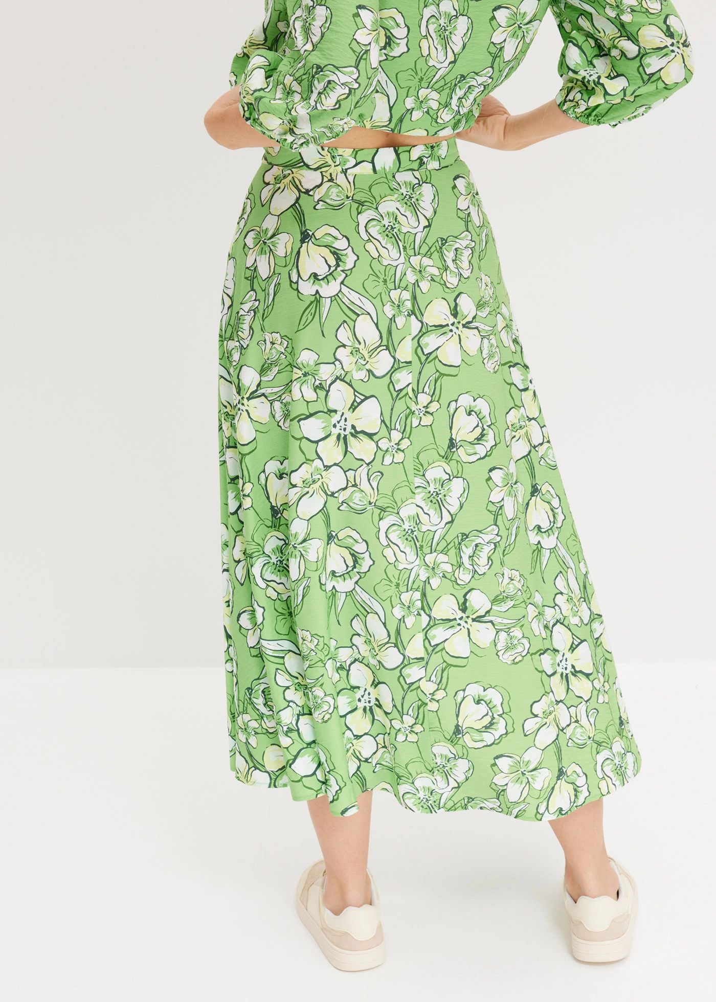 Midi sukně ze splývavé viskózové směsi • listově zelená s květy • bonprix obchod