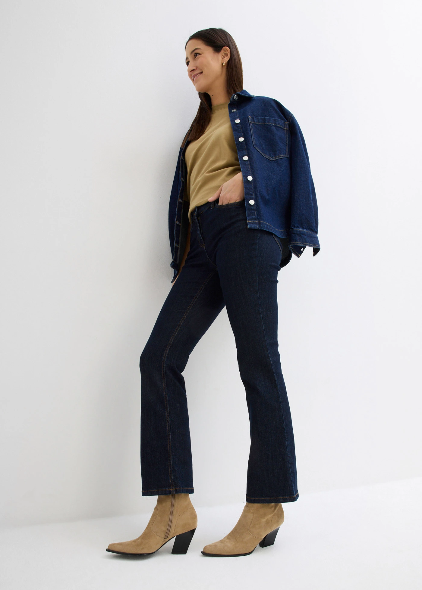 Jeansy  ze stretchem o kroju bootcut, mid waist • granatowy • sklep bonprix