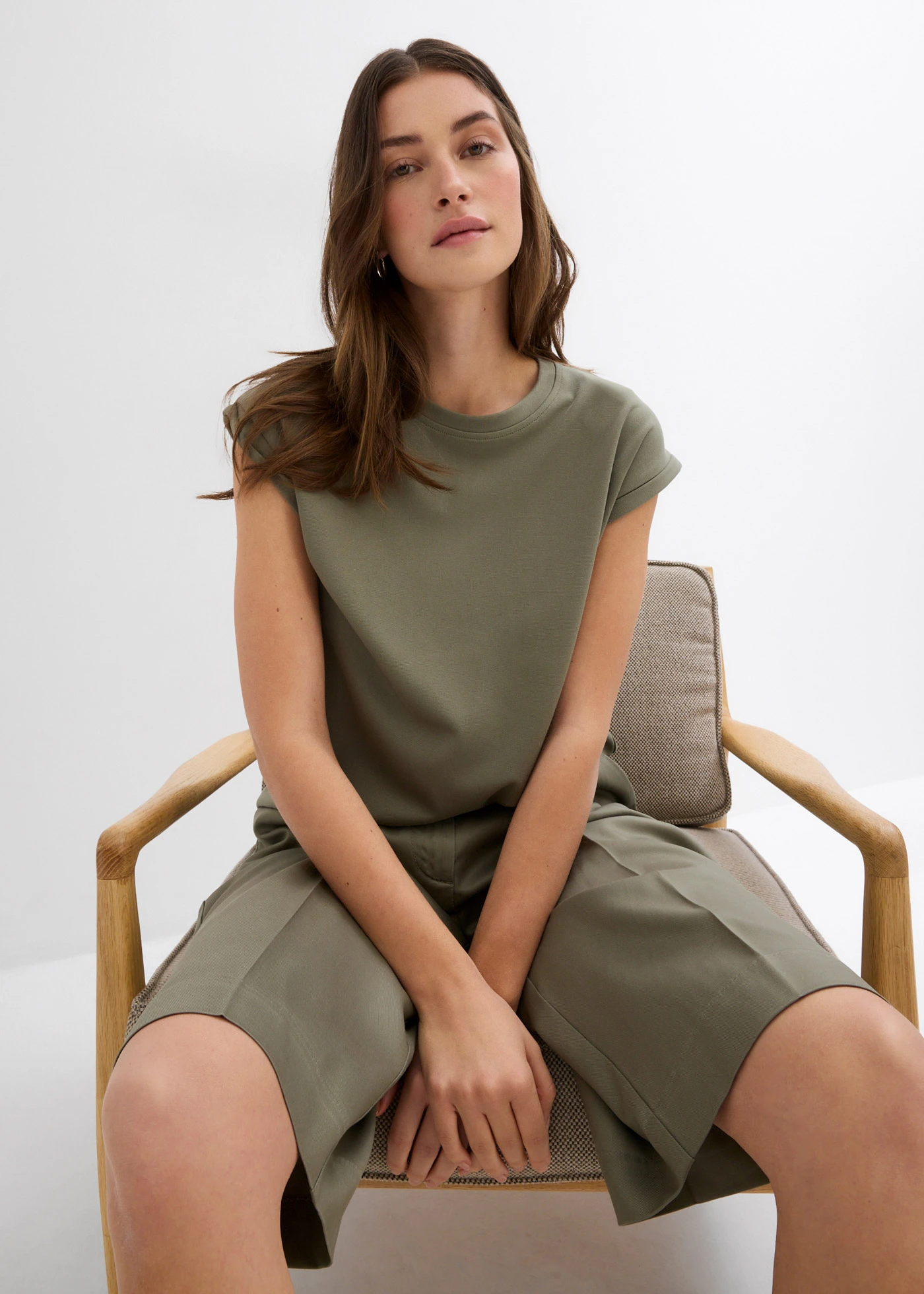 Top van een viscosemix met schoudervullingen • olijfgroen • bonprix online shop