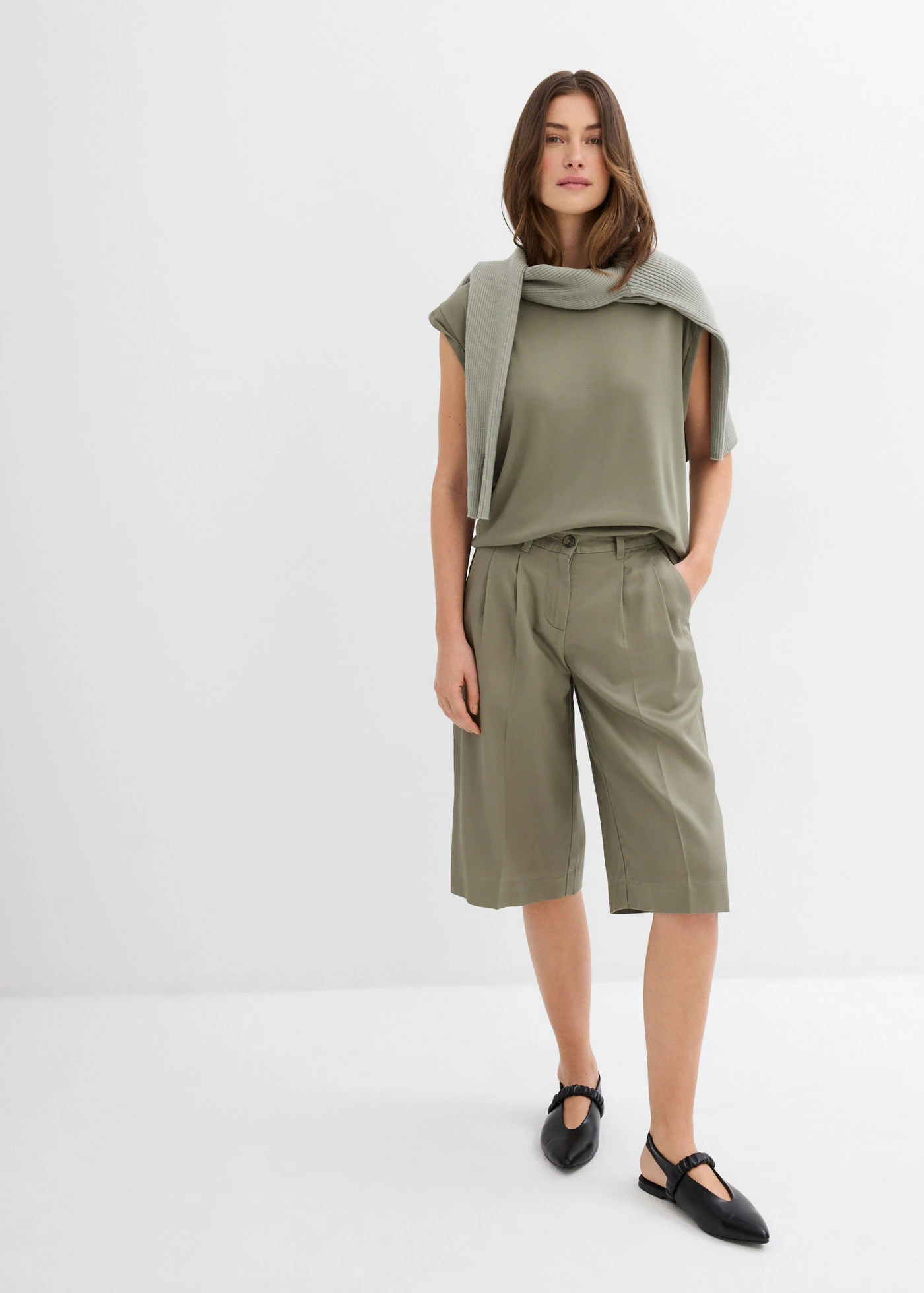 Top van een viscosemix met schoudervullingen • olijfgroen • bonprix online shop