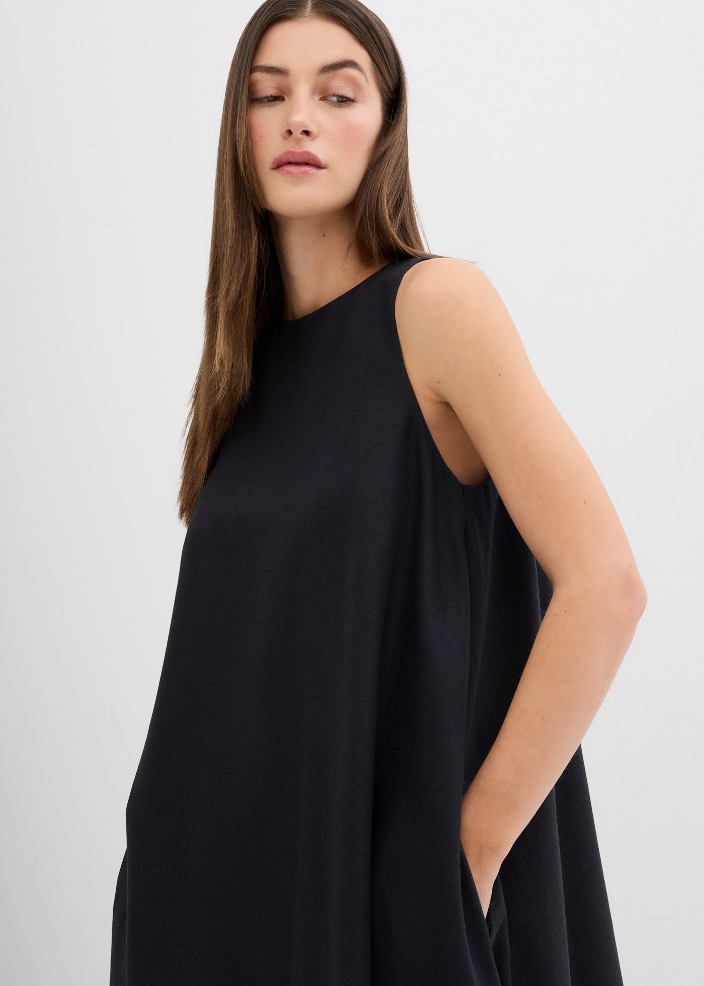 Robe midi fluide et évasée • noir • Boutique bonprix