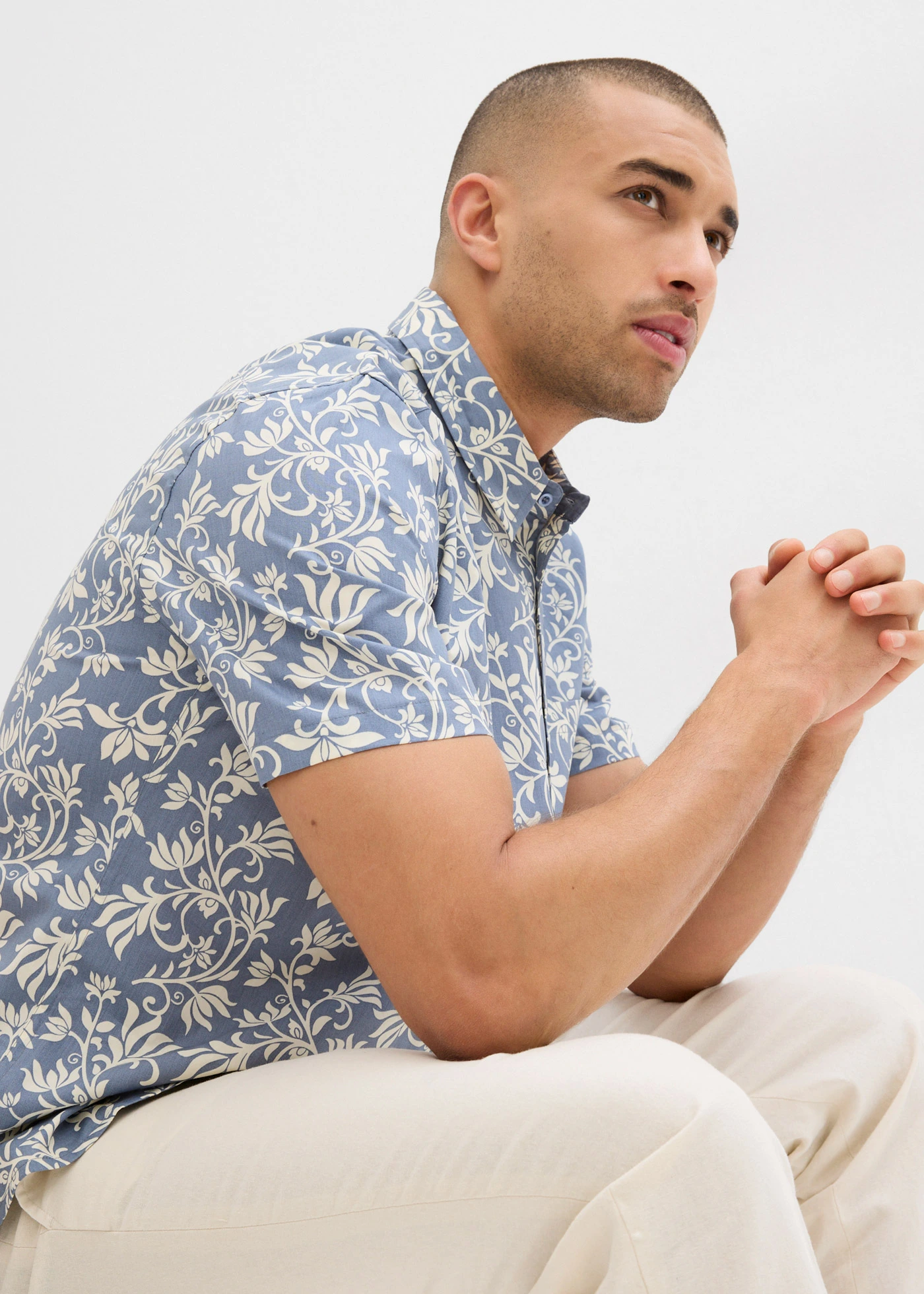 Chemise manches courtes, 100% coton • bleu fumée-blanc crème à fleurs • Boutique bonprix