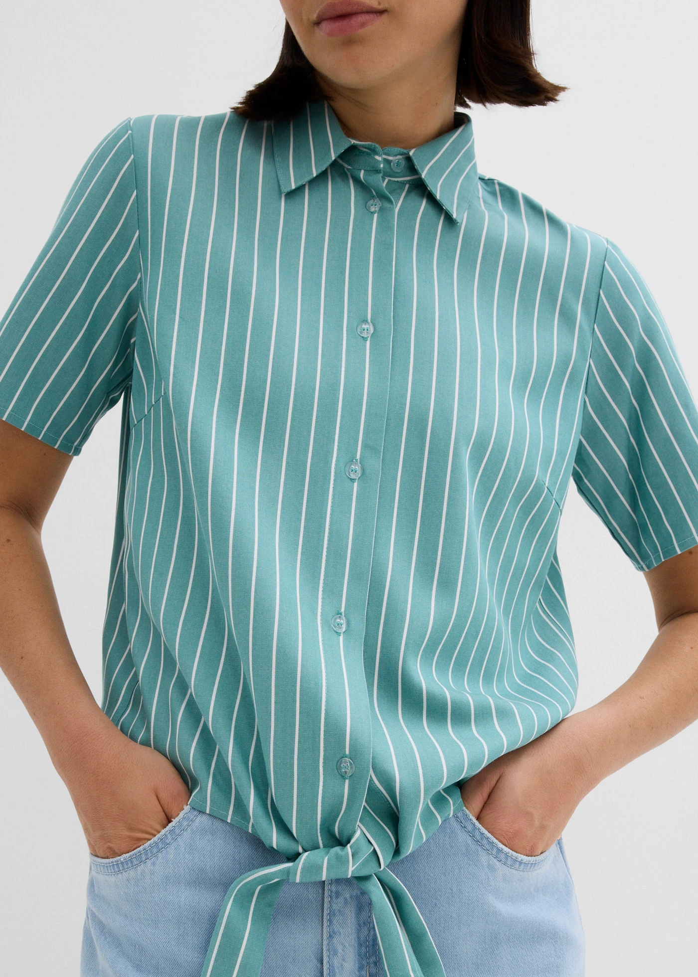 Pruhovaná halenka s krátkým rukávem a uzlem • kouřově šalvějově zeleno-přírodní bílá s proužky • bonprix obchod