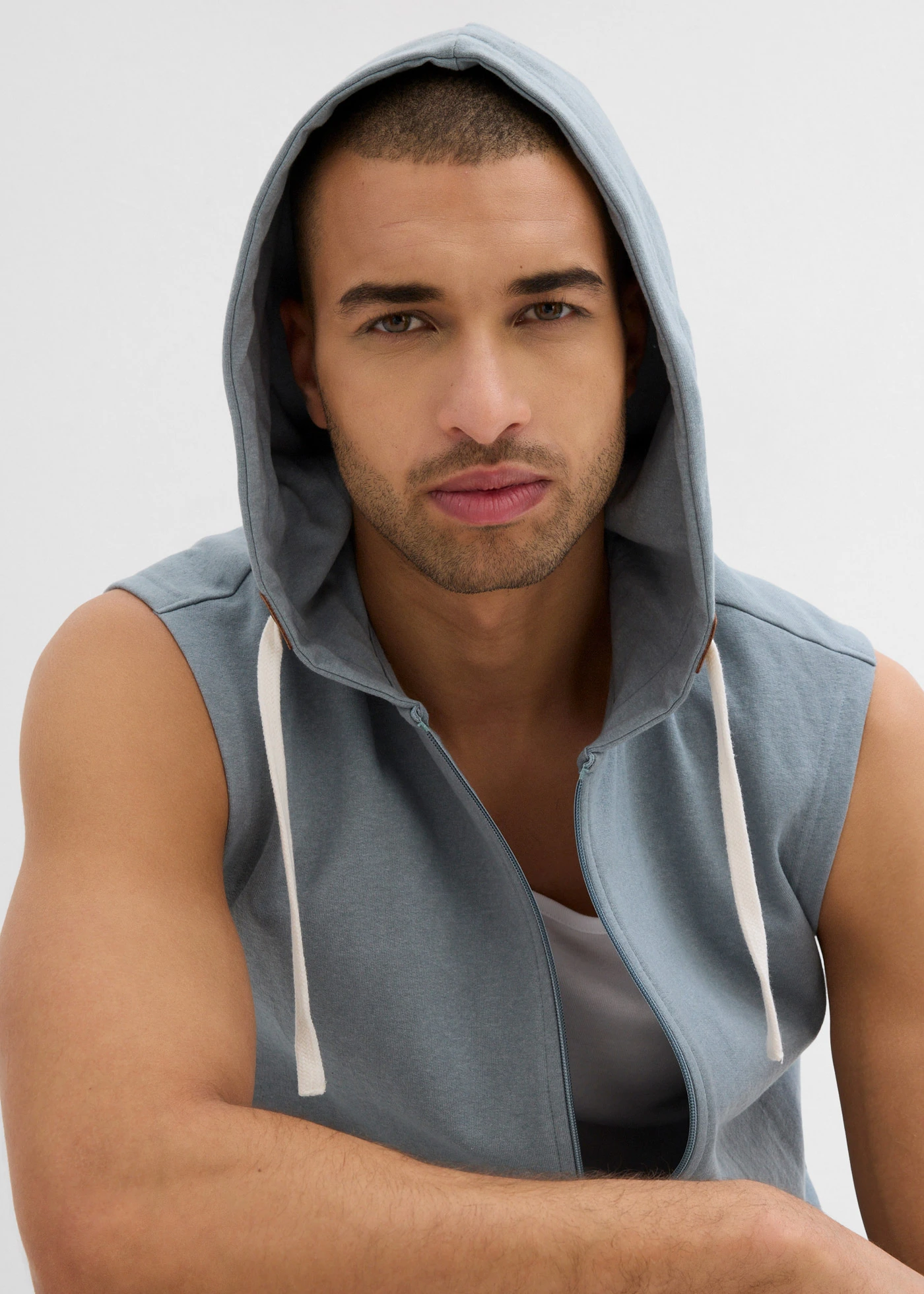 Sweat zippé à capuche sans manches • bleu plomb • Boutique bonprix