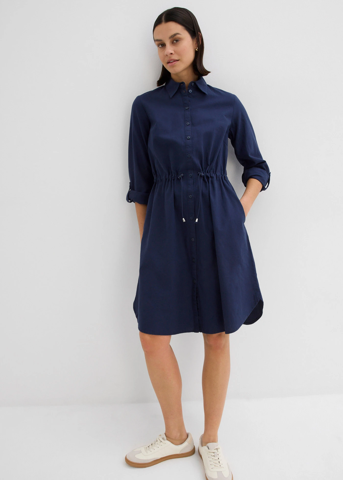Robe-chemise longueur genou de style utilitaire en lin majoritaire avec élastique à la taille • bleu foncé • Boutique bonprix