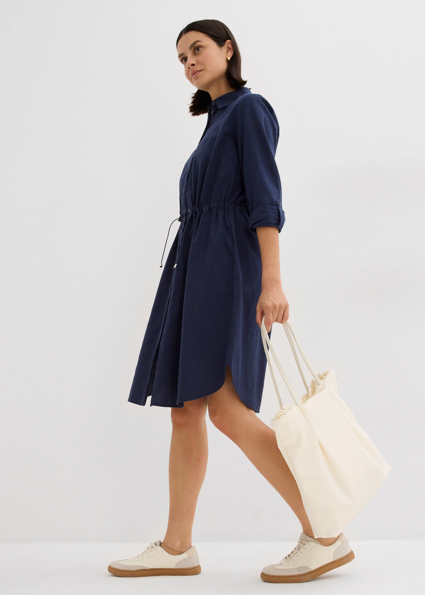 Robe-chemise longueur genou de style utilitaire en lin majoritaire avec élastique à la taille • bleu foncé • Boutique bonprix