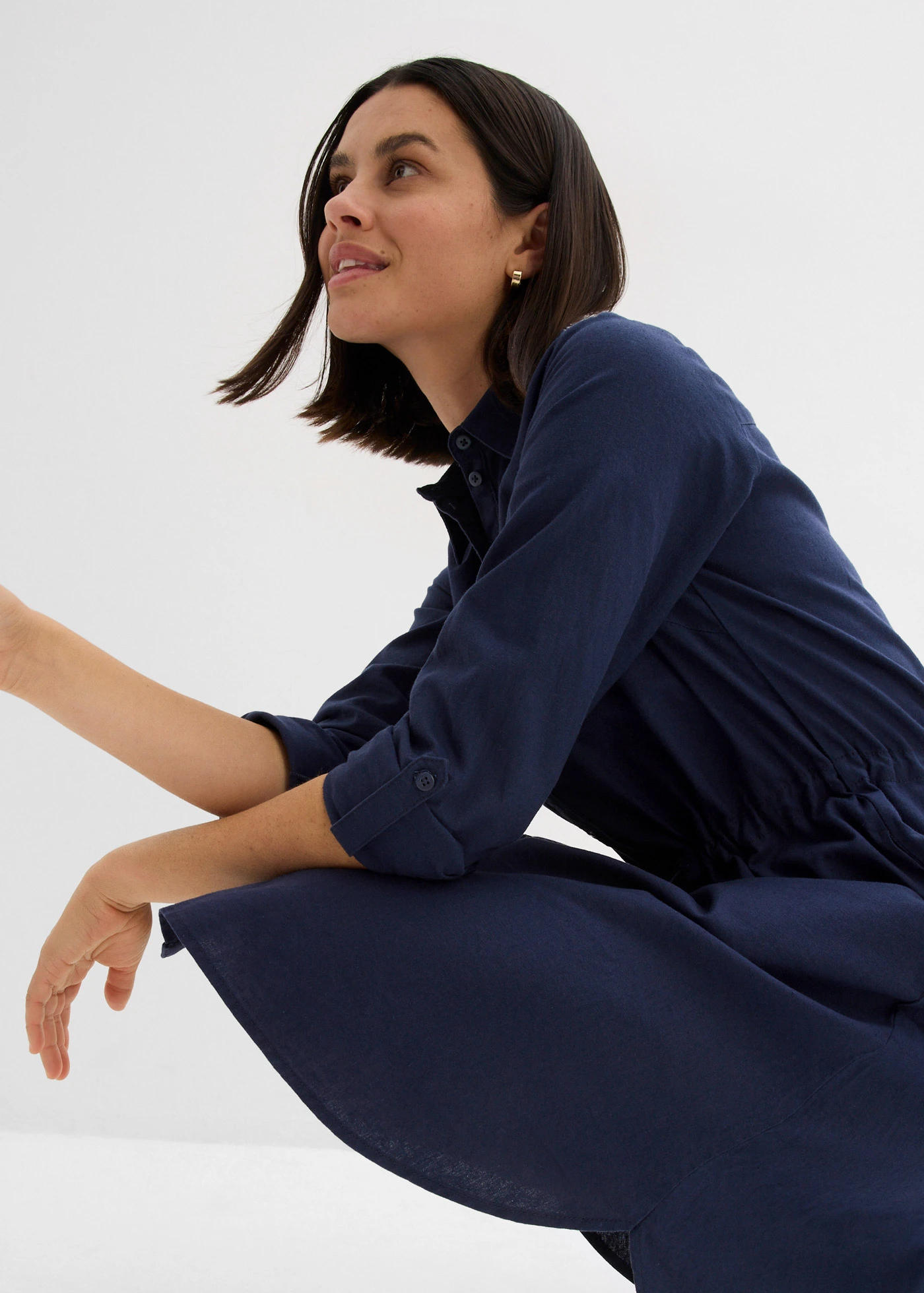 Robe-chemise longueur genou de style utilitaire en lin majoritaire avec élastique à la taille • bleu foncé • Boutique bonprix