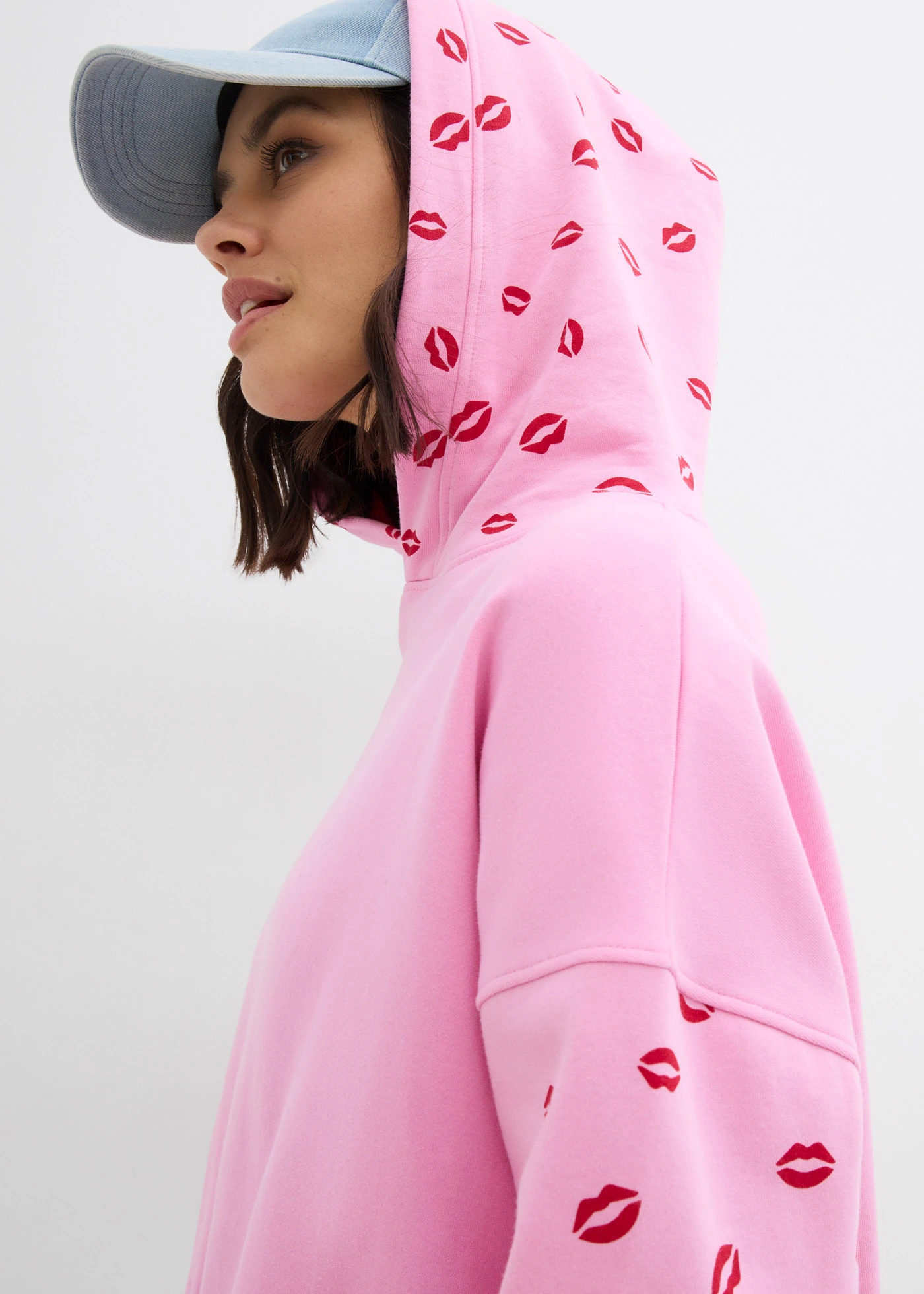 Hanorac oversize din bumbac organic 100% • roz/roșu cu imprimeu • magazin bonprix