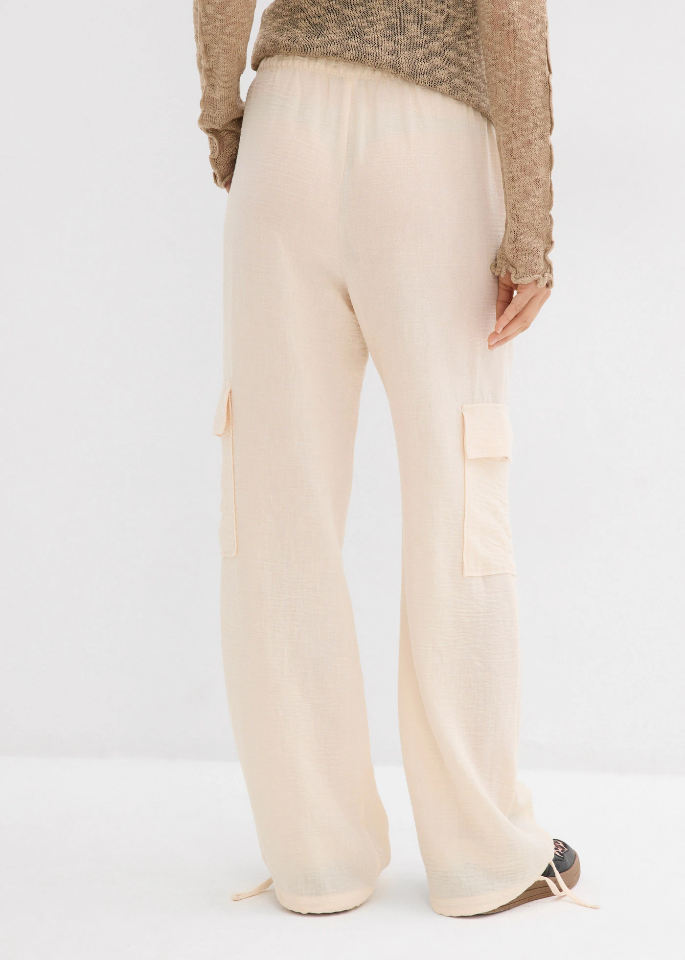 Cargo kalhoty ze splývavého materiálu • šedobéžová • bonprix obchod