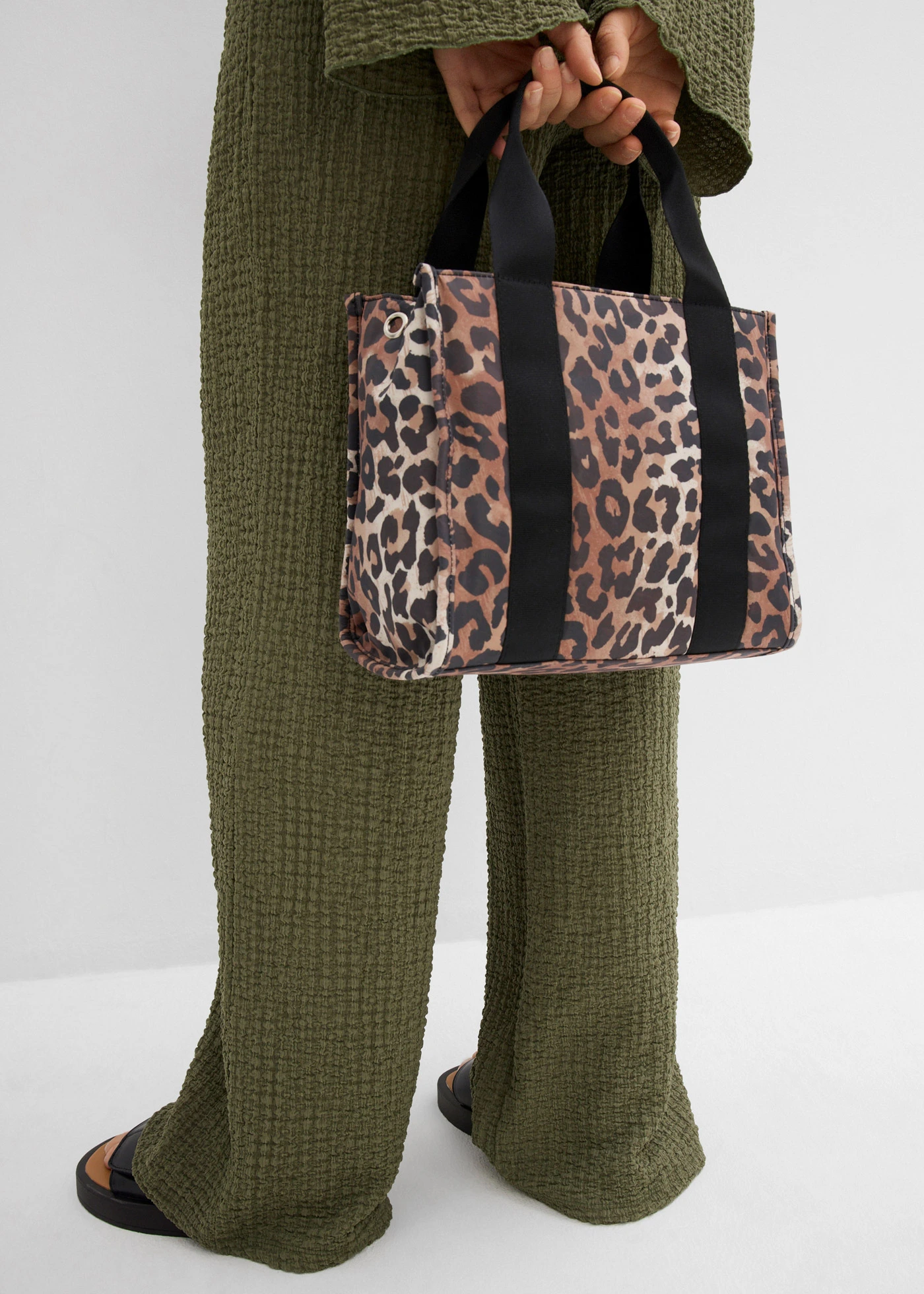 Pantalon large à taille élastiquée en crêpe • olive • Boutique bonprix