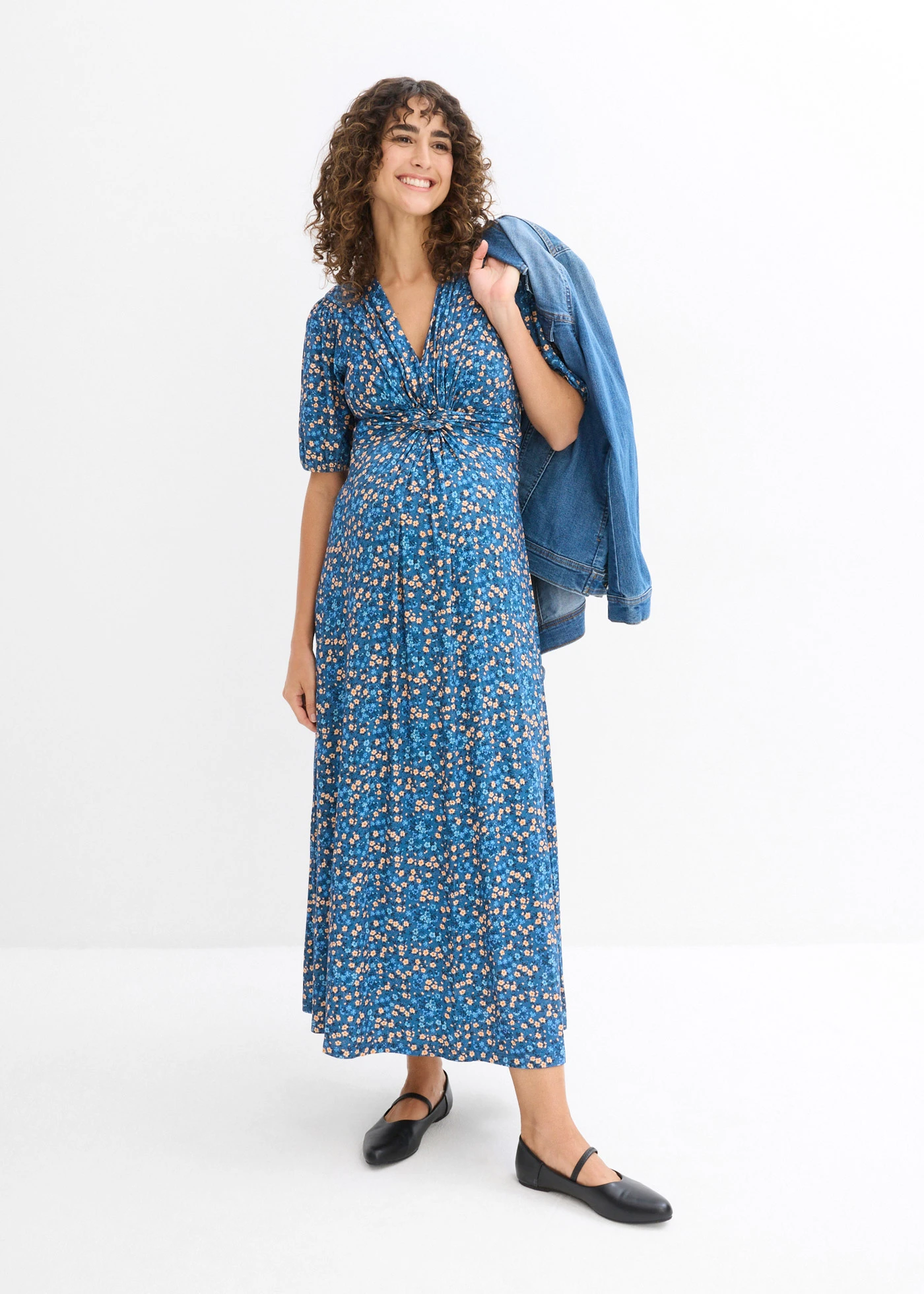 Robe longue de grossesse et d'allaitement en jersey • indigo clair à fleurs • Boutique bonprix