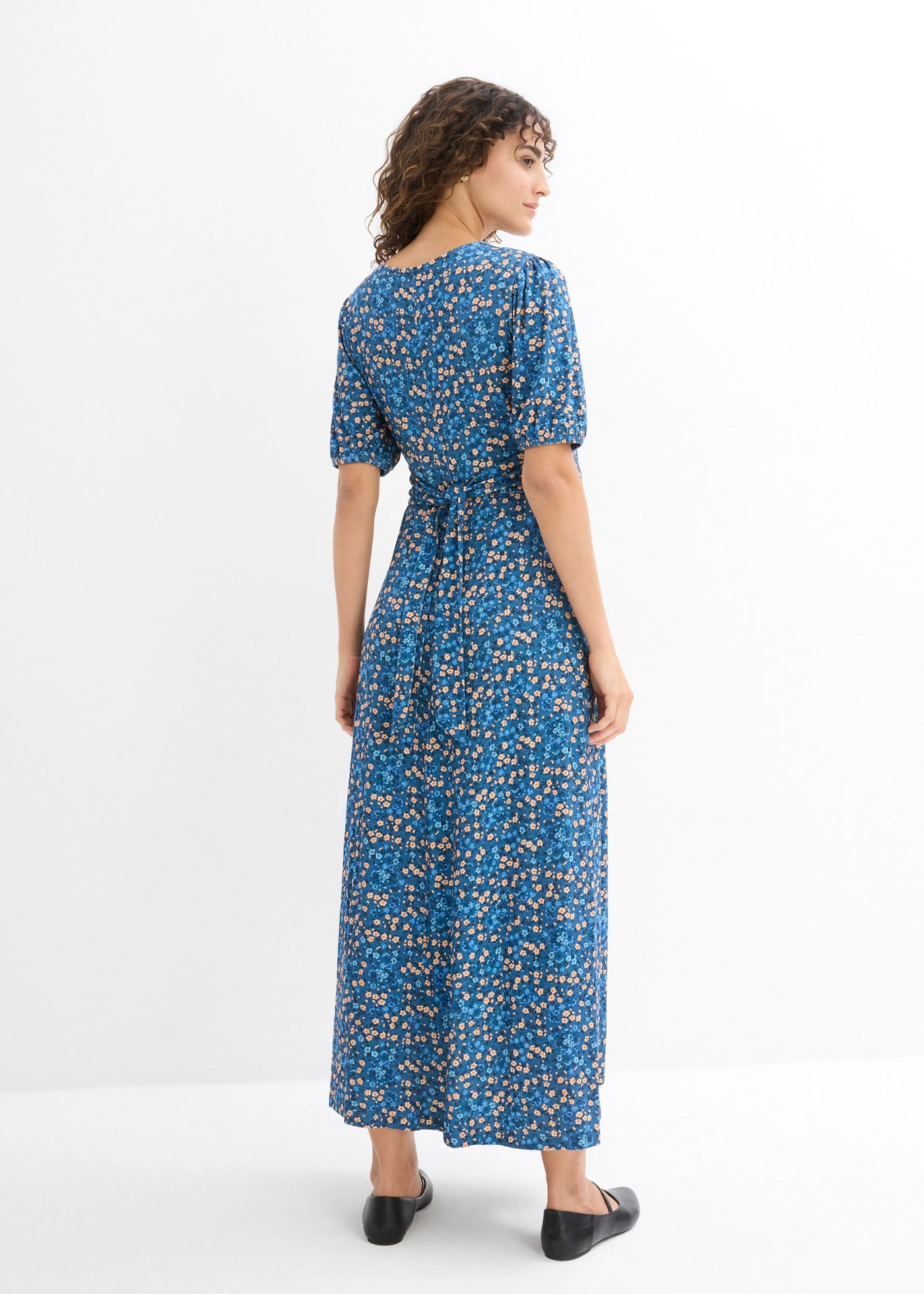 Robe longue de grossesse et d'allaitement en jersey • indigo clair à fleurs • Boutique bonprix