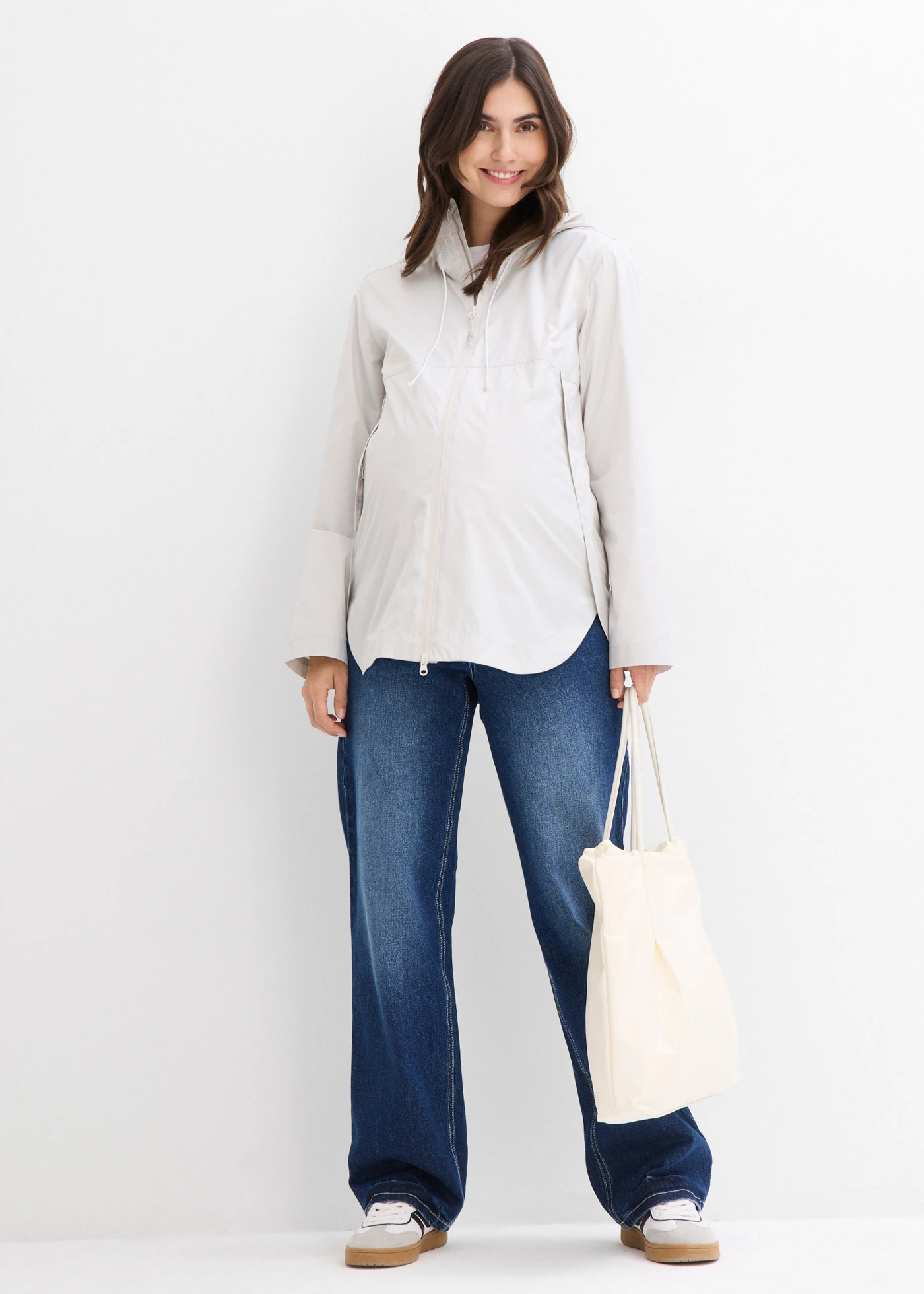 Ultralekka, wiatroszczelna i nieprzemakalna kurtka ciążowa z wstawką na nosidełko • srebrny • sklep bonprix