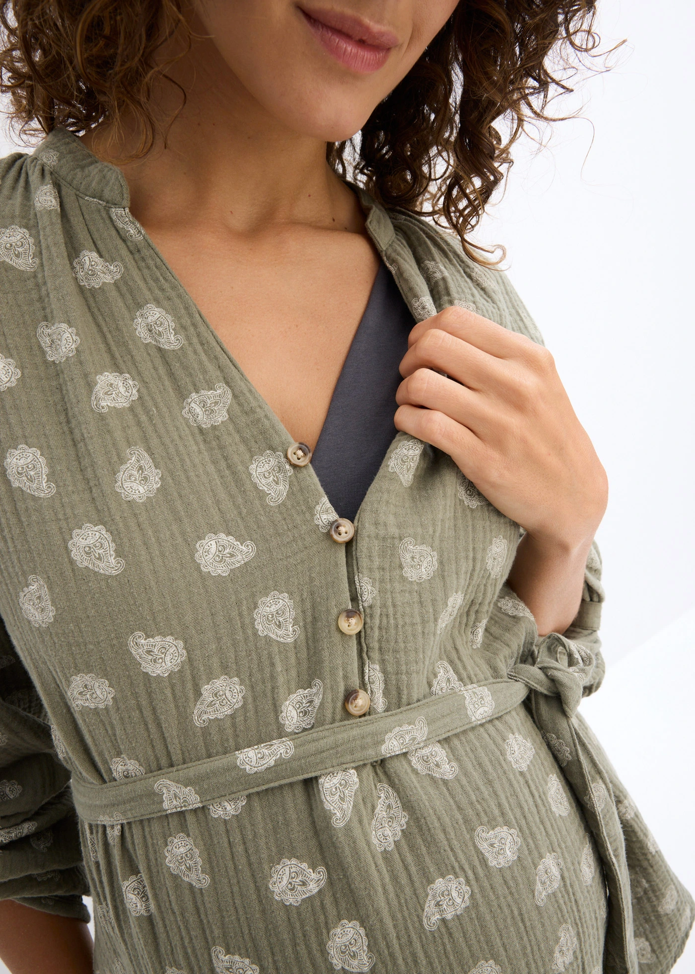 Blouse de grossesse et d’allaitement en gaze 100% coton • olive-blanc cassé paisley • Boutique bonprix