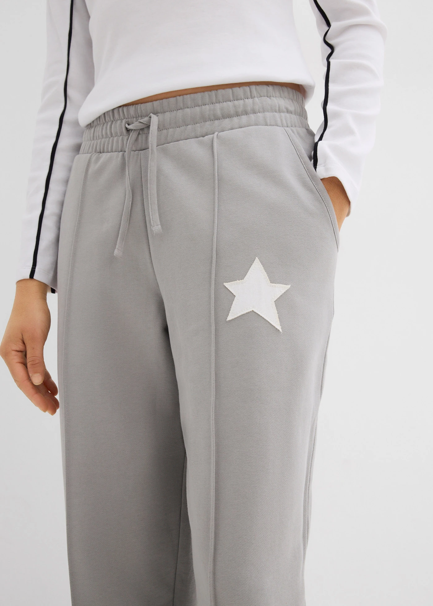 Teplákové kalhoty z čisté organické bavlny • stínově šedo-bílá s potiskem • bonprix obchod