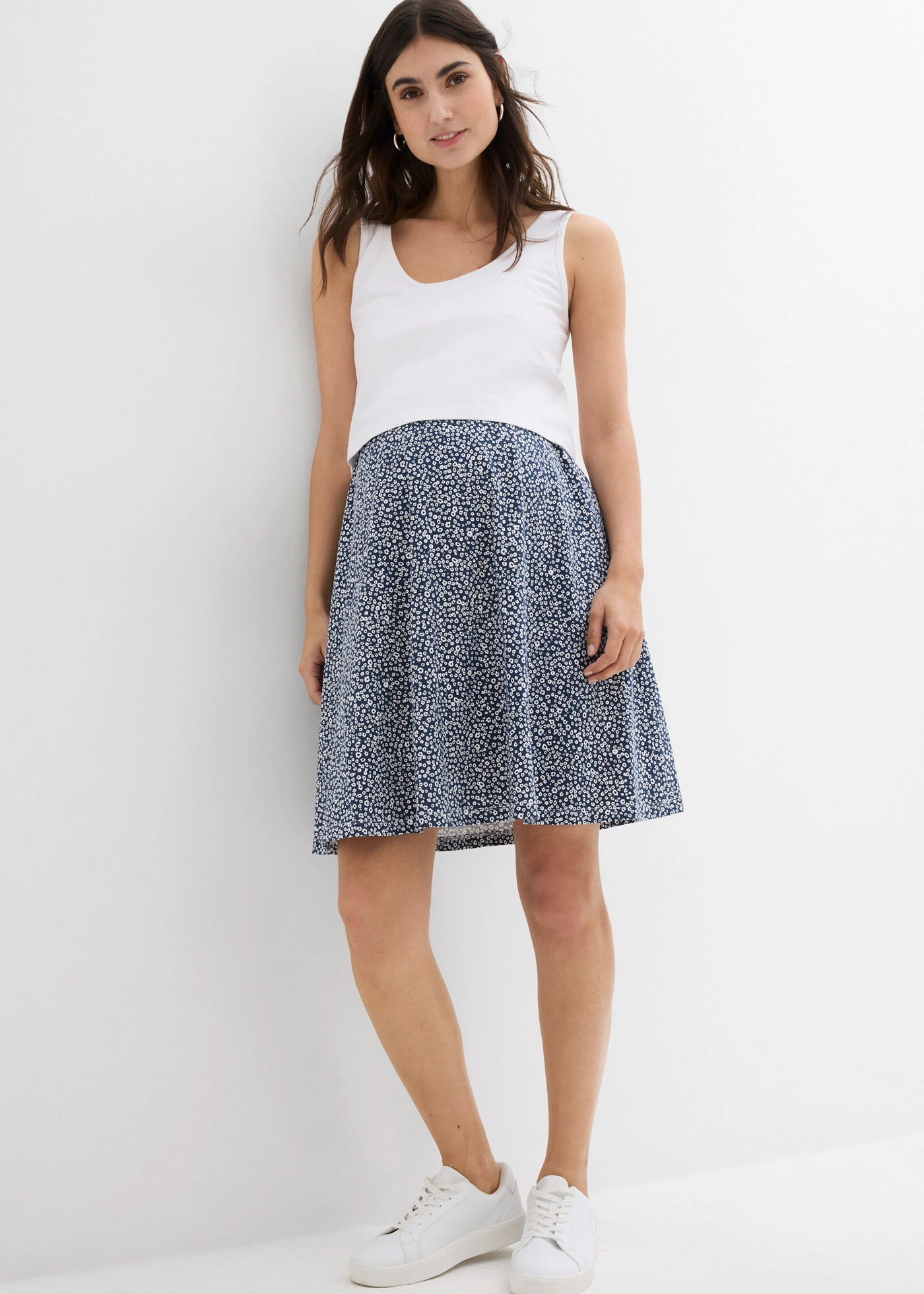 Robe de grossesse et d’allaitement en jersey coton • écru/bleu foncé floral • Boutique bonprix