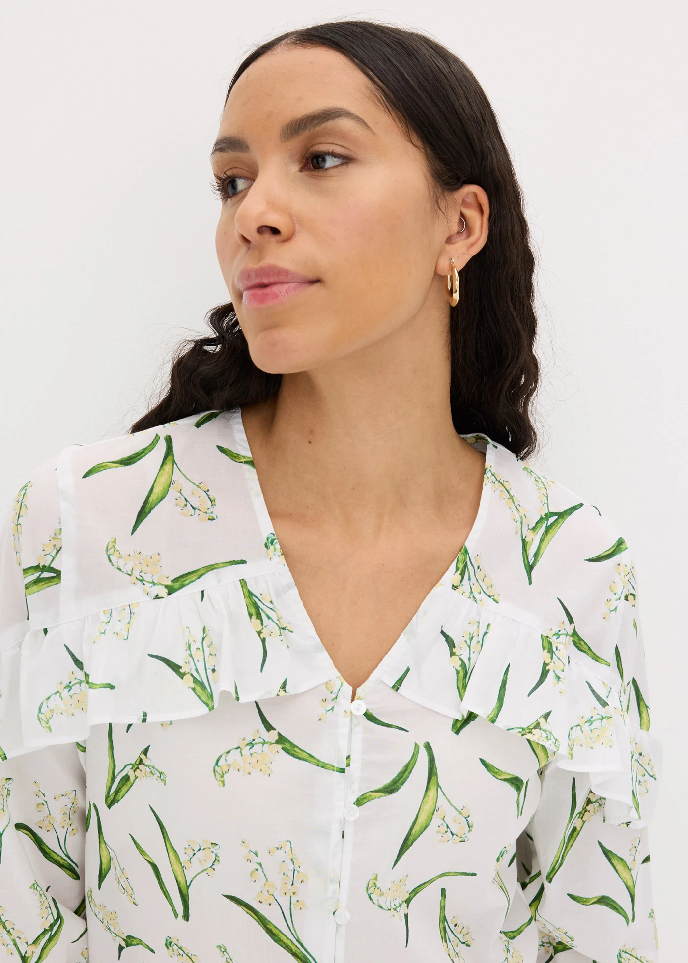 Gedessineerde blouse met volants • wit gebloemd • bonprix online shop