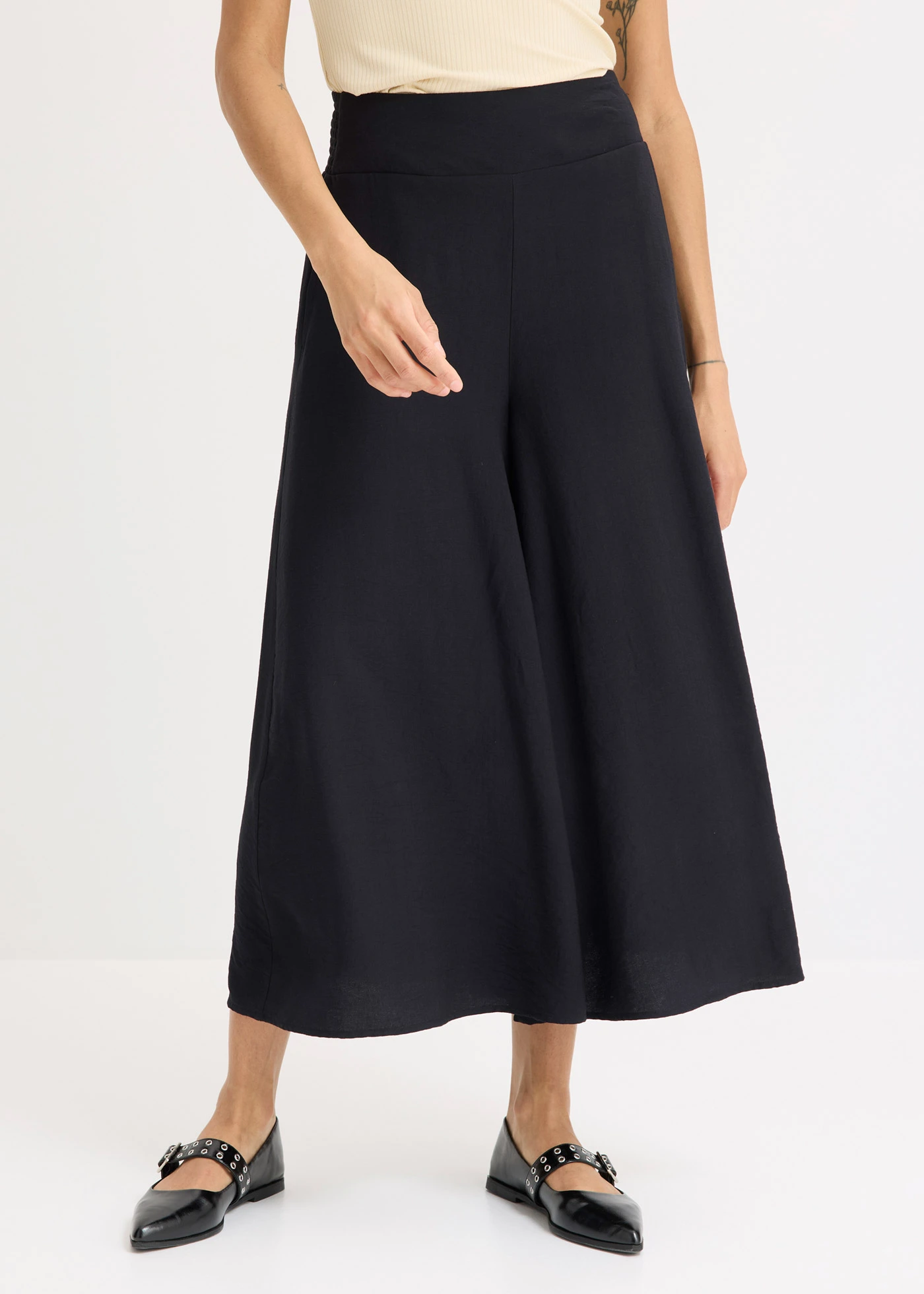 Pantaloni culotte din material cu viscoză • negru • magazin bonprix