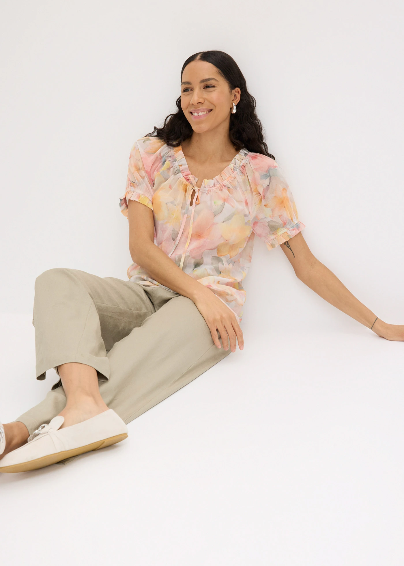 Chiffon blouse met groot decolleté • roze gebloemd • bonprix online shop