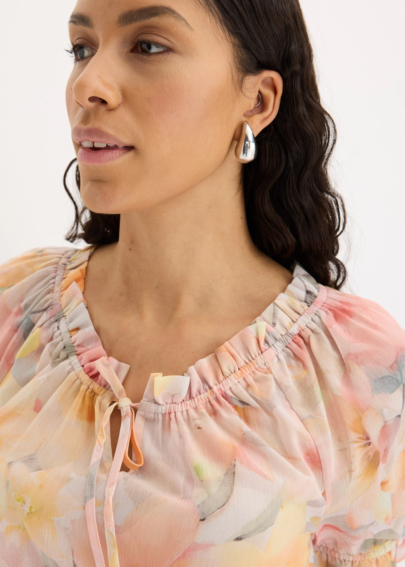 Chiffon blouse met groot decolleté • roze gebloemd • bonprix online shop