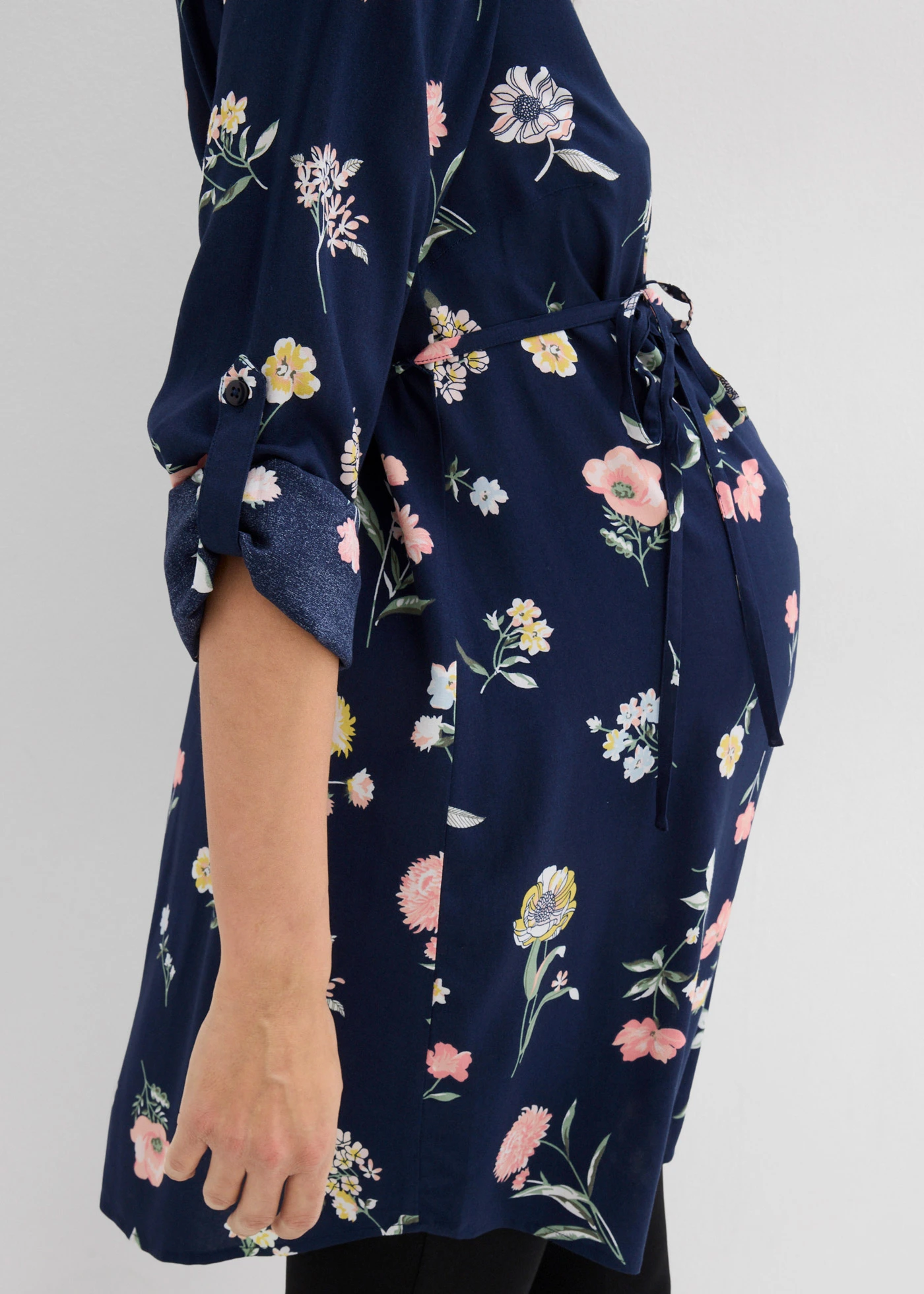 Robe blouse 2en1 de grossesse et d'allaitement en viscose • bleu foncé-multicolore à fleurs • Boutique bonprix