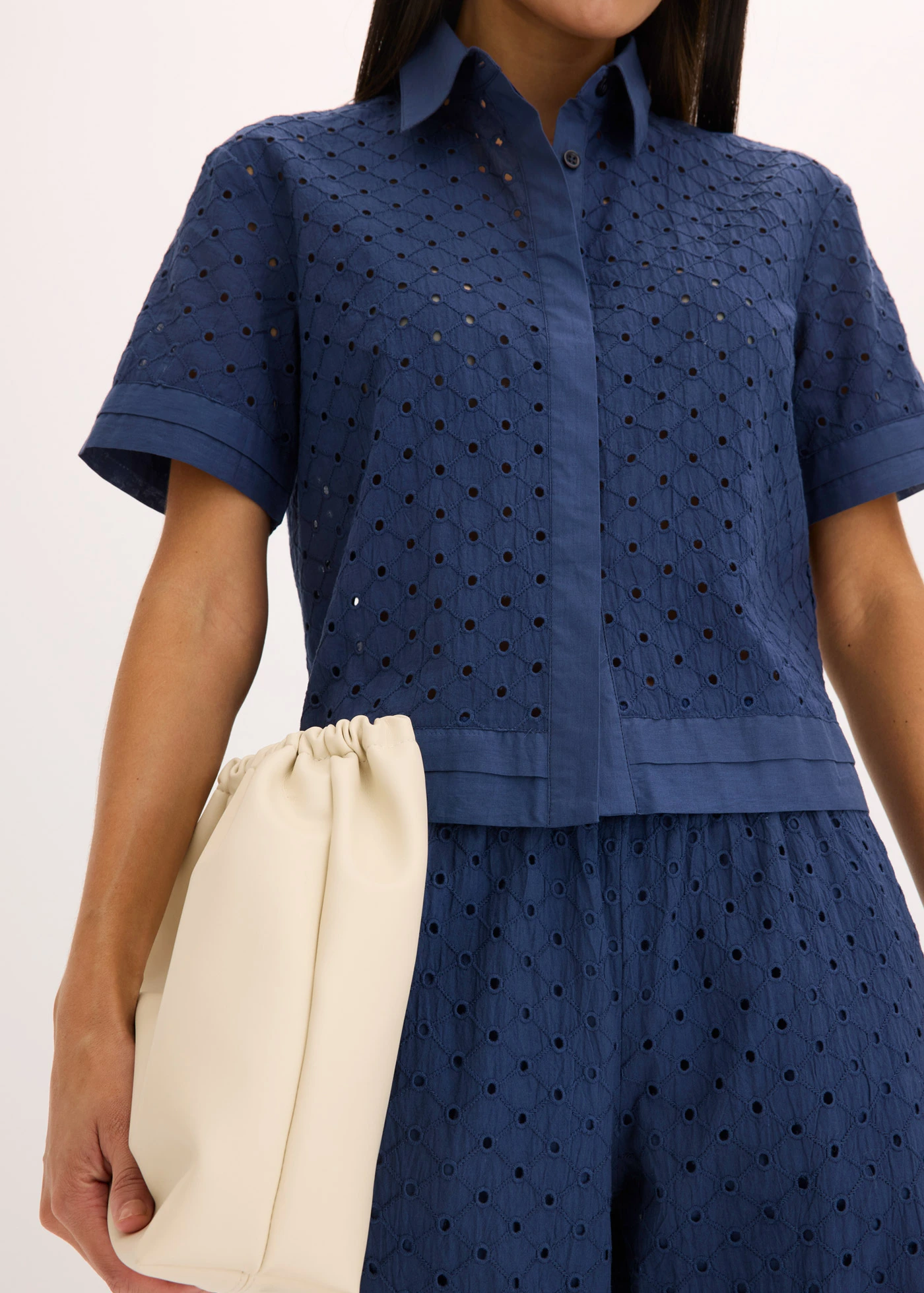 Blouse met broderie anglaise • donkerblauw • bonprix online shop