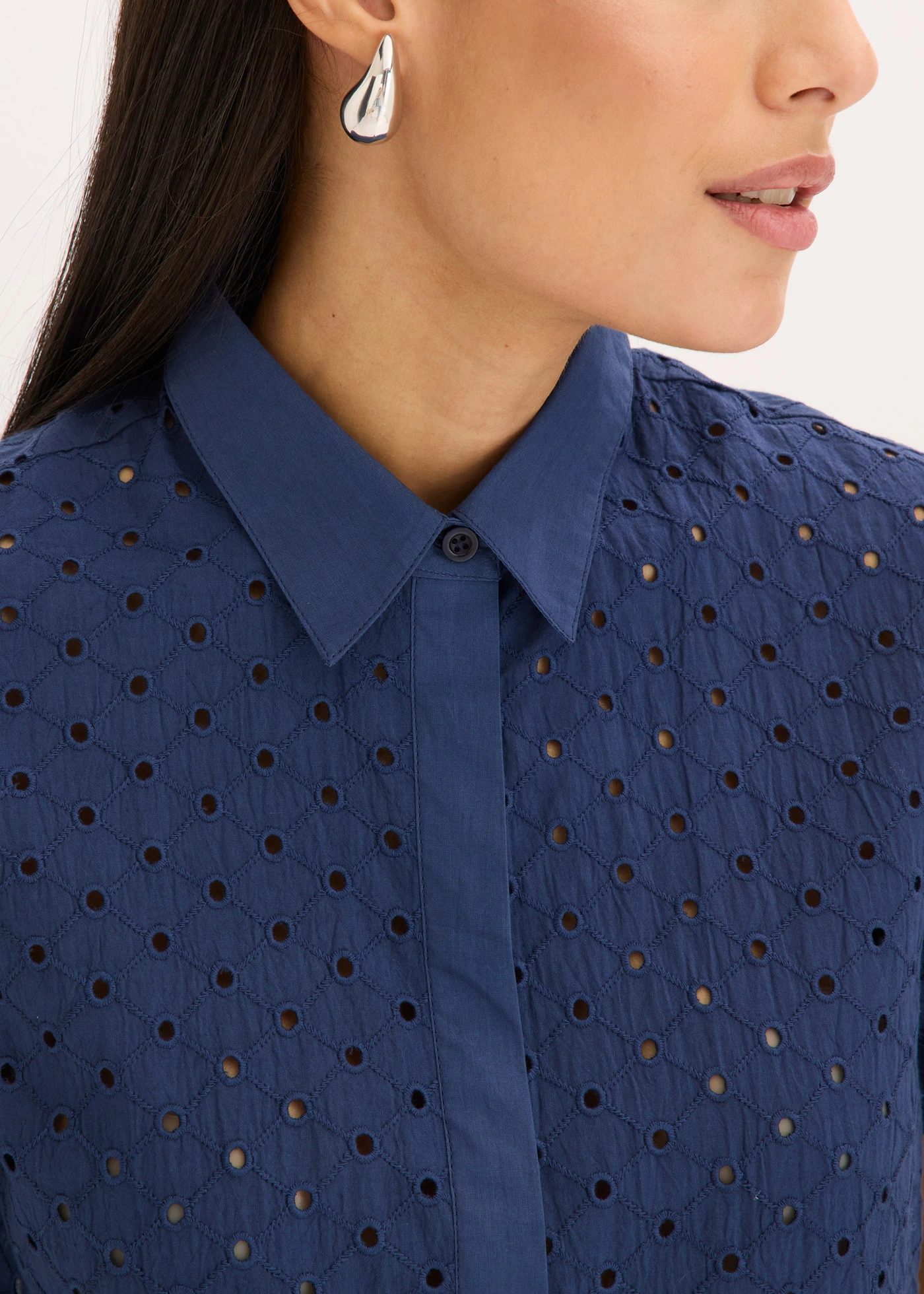 Blouse met broderie anglaise • donkerblauw • bonprix online shop