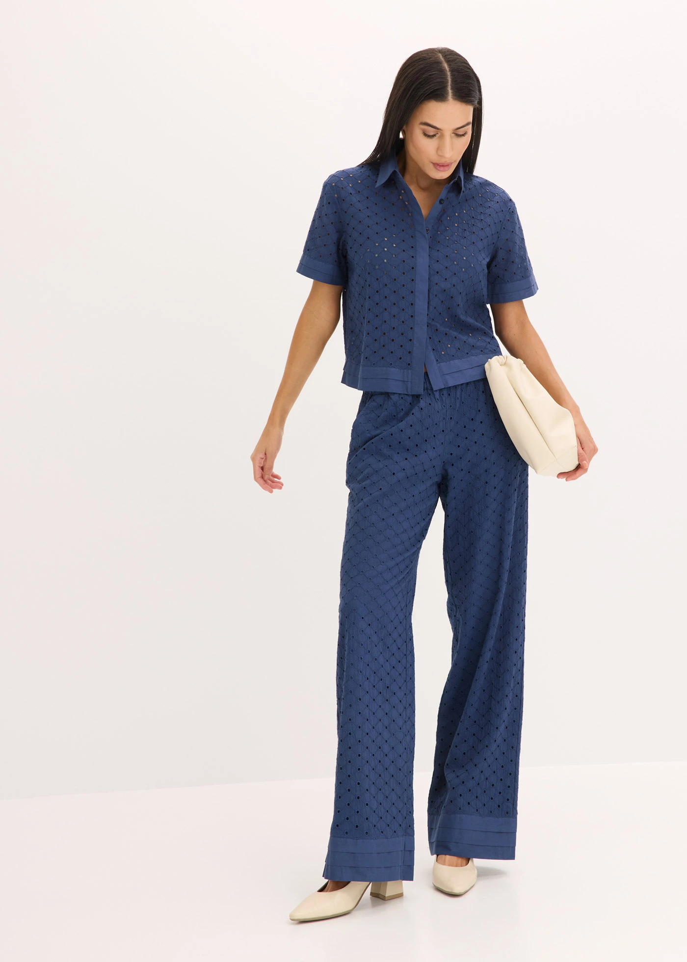 Blouse met broderie anglaise • donkerblauw • bonprix online shop