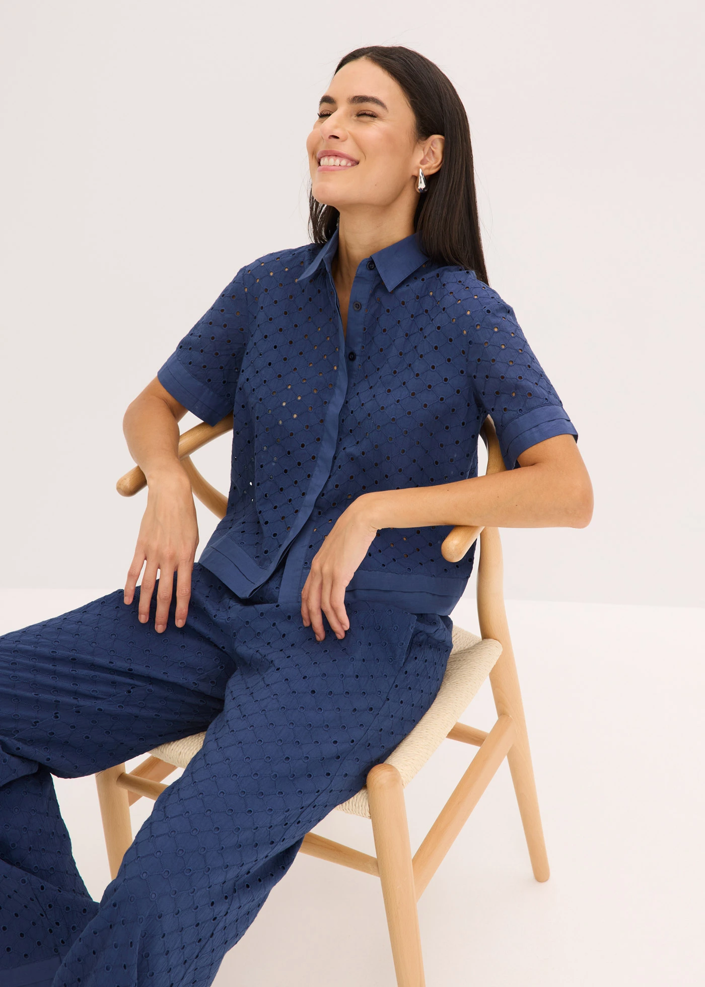 Blouse met broderie • donkerblauw • bonprix online shop