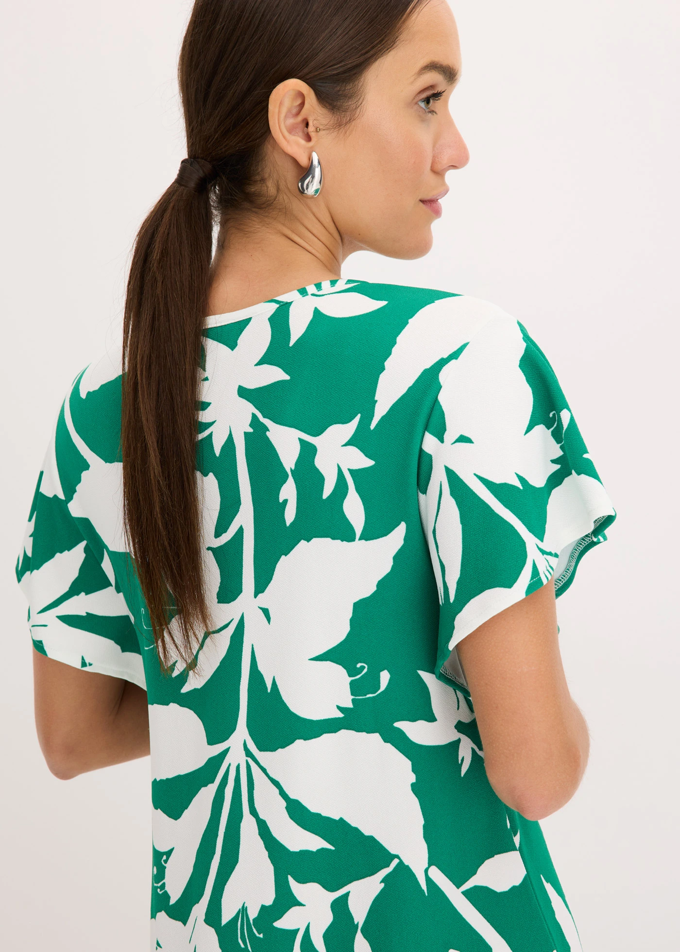 Robe midi à manches papillon • vert menthe-blanc cassé imprimé • Boutique bonprix