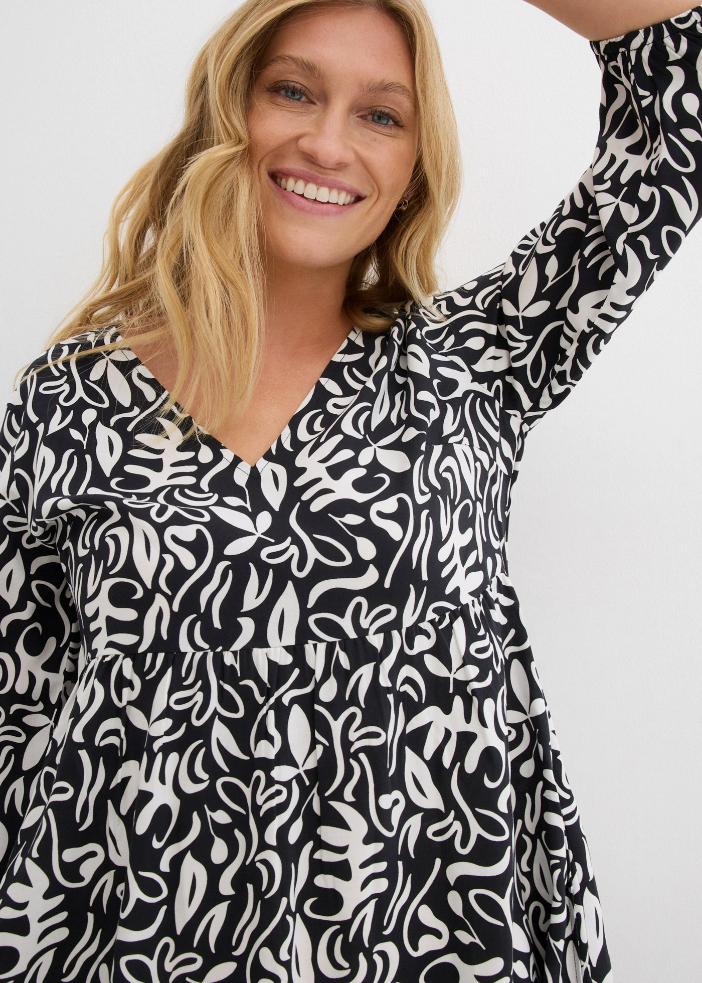 Šaty v midi délce, ze splývavé viskózy • černo-přírodní bílá s potiskem • bonprix obchod