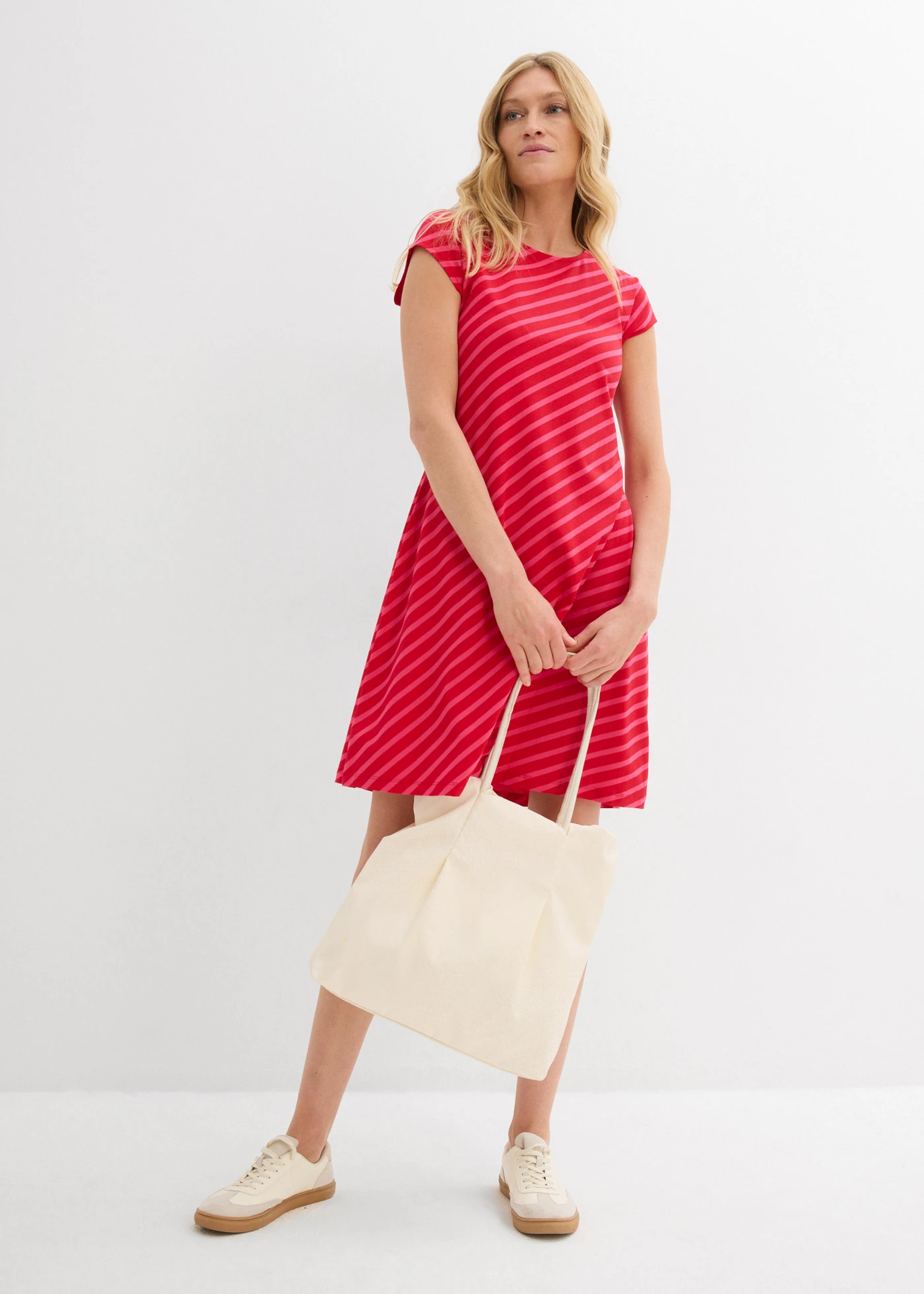 Rochie din jerse cu croială care pune în valoare silueta • pink închis-roșu-tomată cu dungi • magazin bonprix