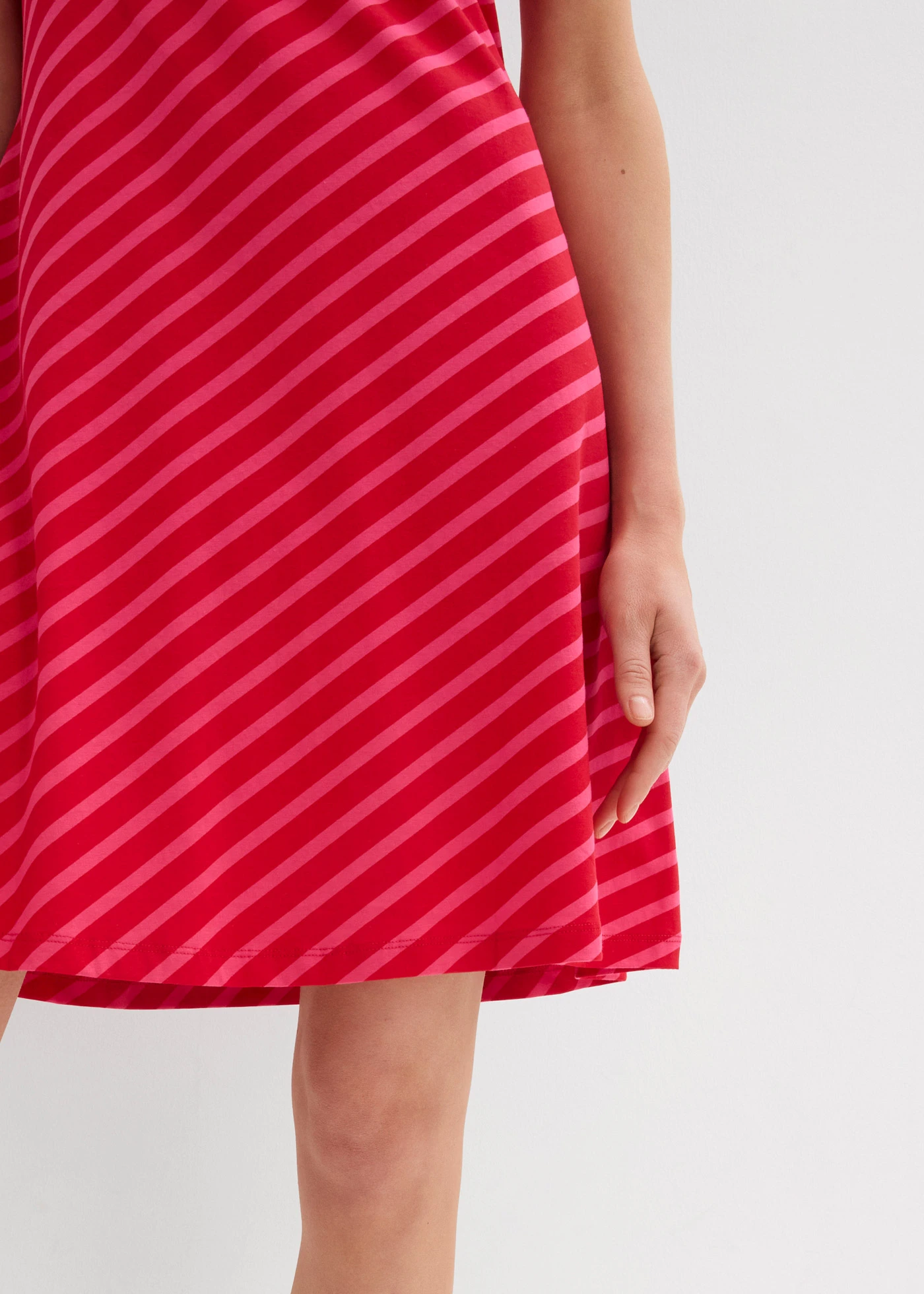 Jersey jurk in een aansluitend model • donkerpink-tomatenrood gestreept • bonprix online shop