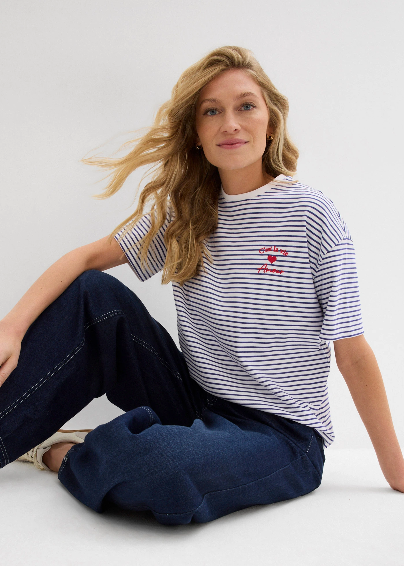 Pruhované triko s výšivkou • tmavě modro-bílá s proužky • bonprix obchod