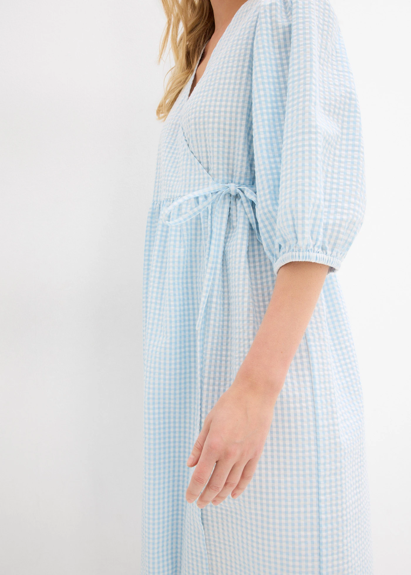 Rochie petrecută din material texturat • bleu-gheață/ecru cadrilat • magazin bonprix