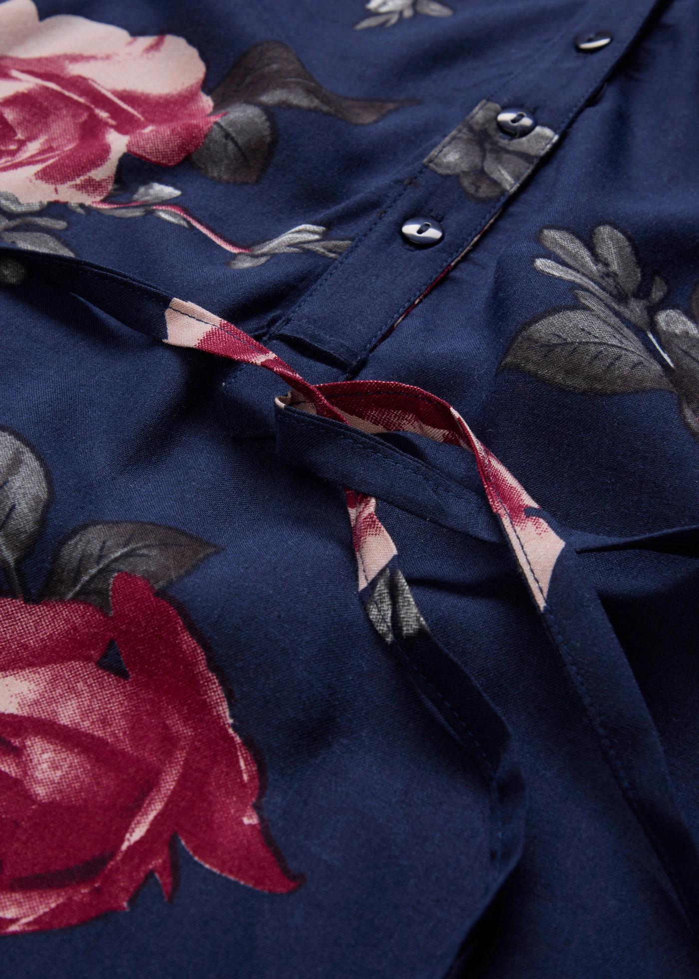 Robe de grossesse avec fonction allaitement • bleu foncé à fleurs • Boutique bonprix