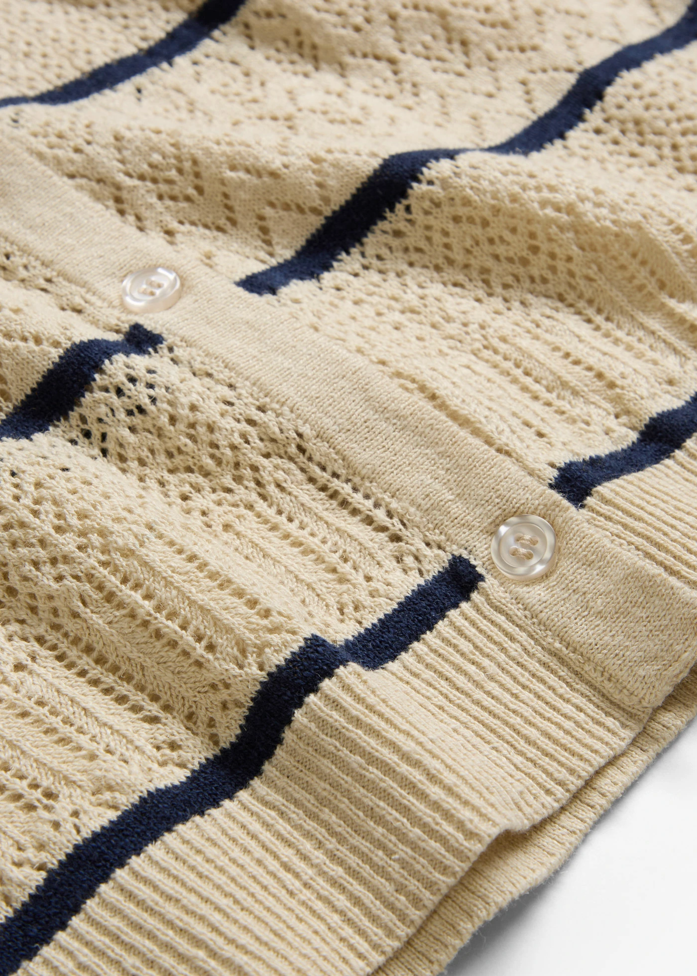 Gilet sans manches en maille ajourée avec lin • sable clair/bleu foncé • Boutique bonprix